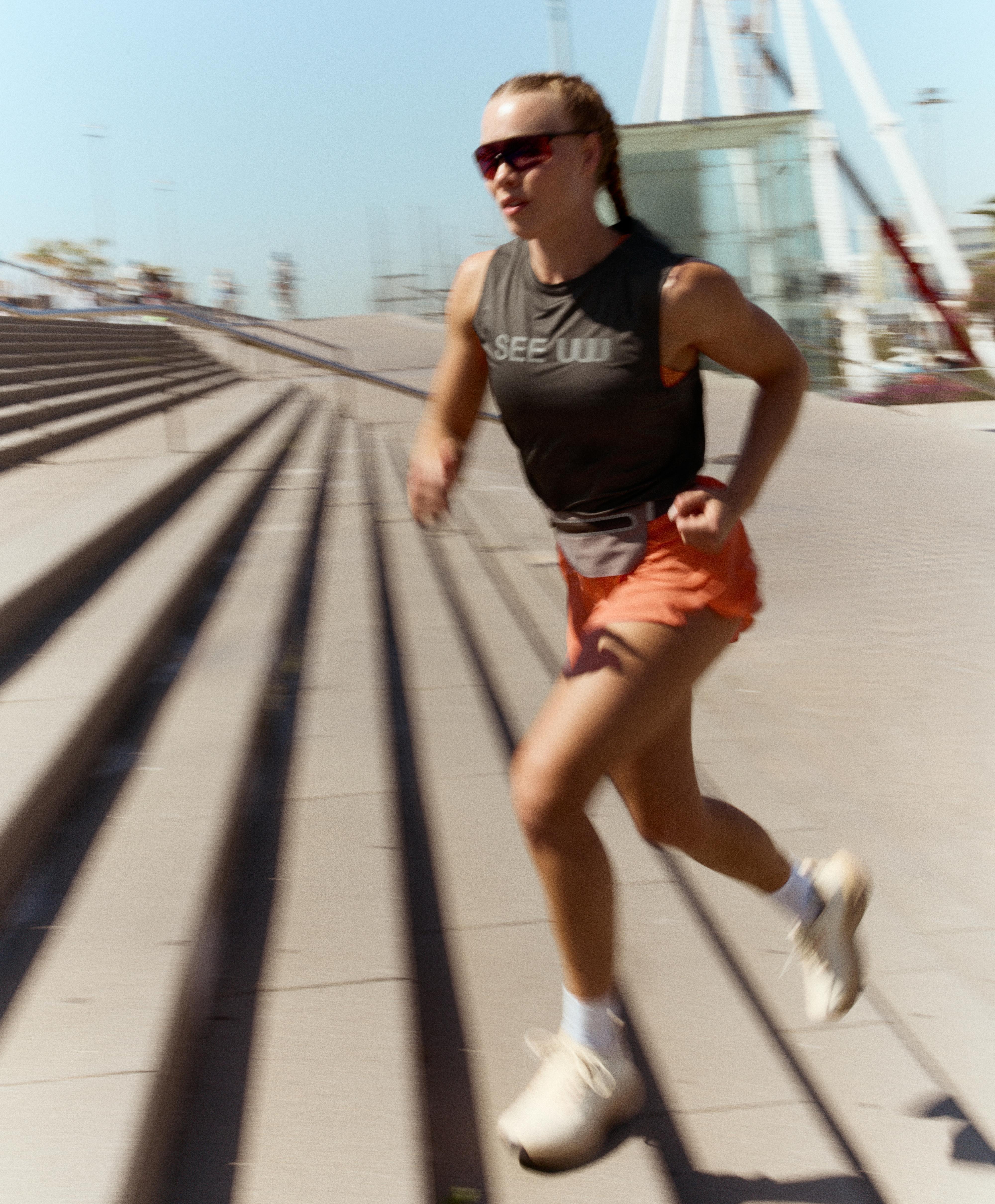 Technical sleeveless T-shirt with text — CHARCOAL GREY