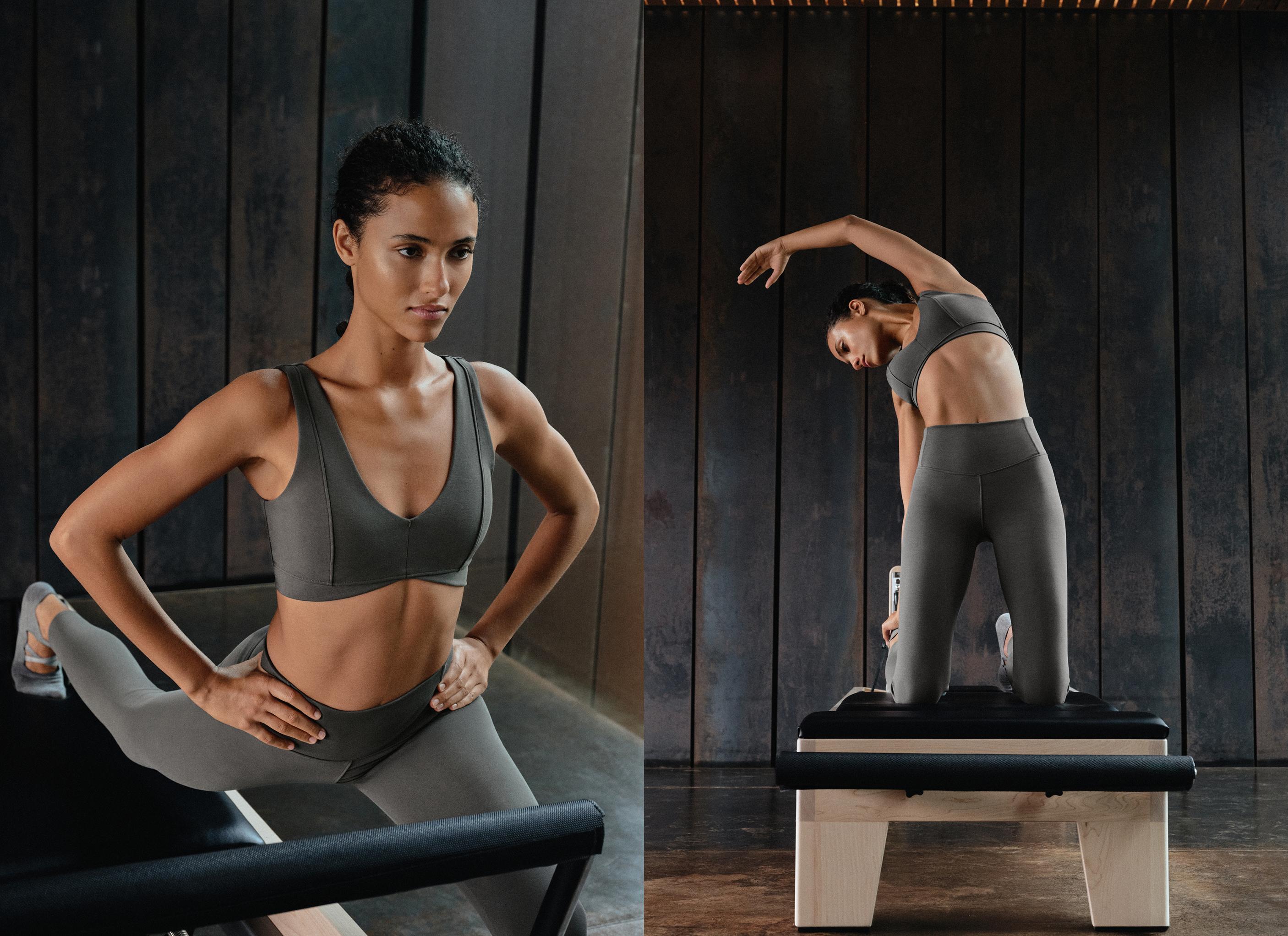 Sports top set with a V-neck and high-waisted ankle-length leggings in anthracite gray.