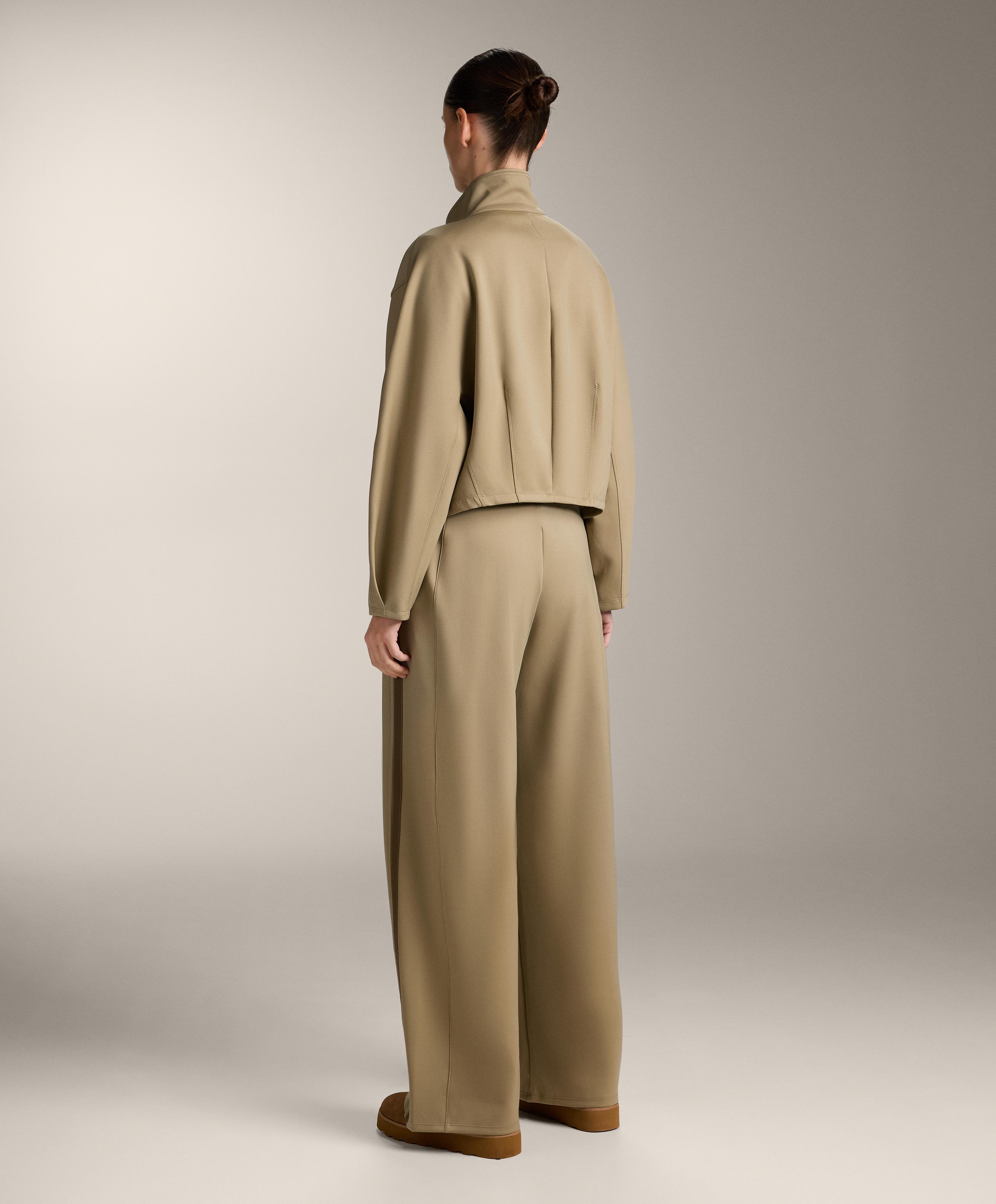 Total look recto high rise efecto neopreno piping beige