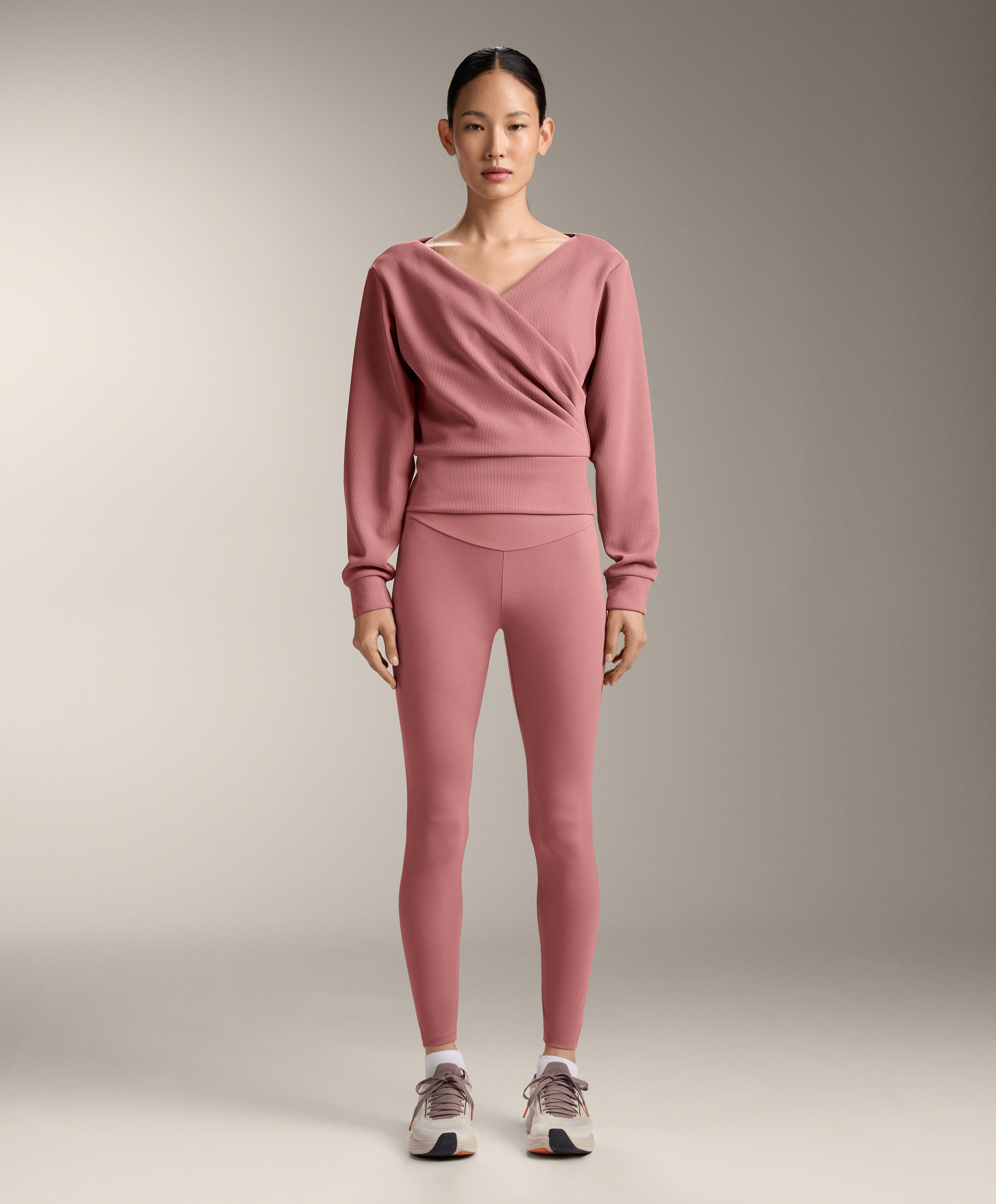 سويت شيرت متقاطع مضلع من المودال الممشط