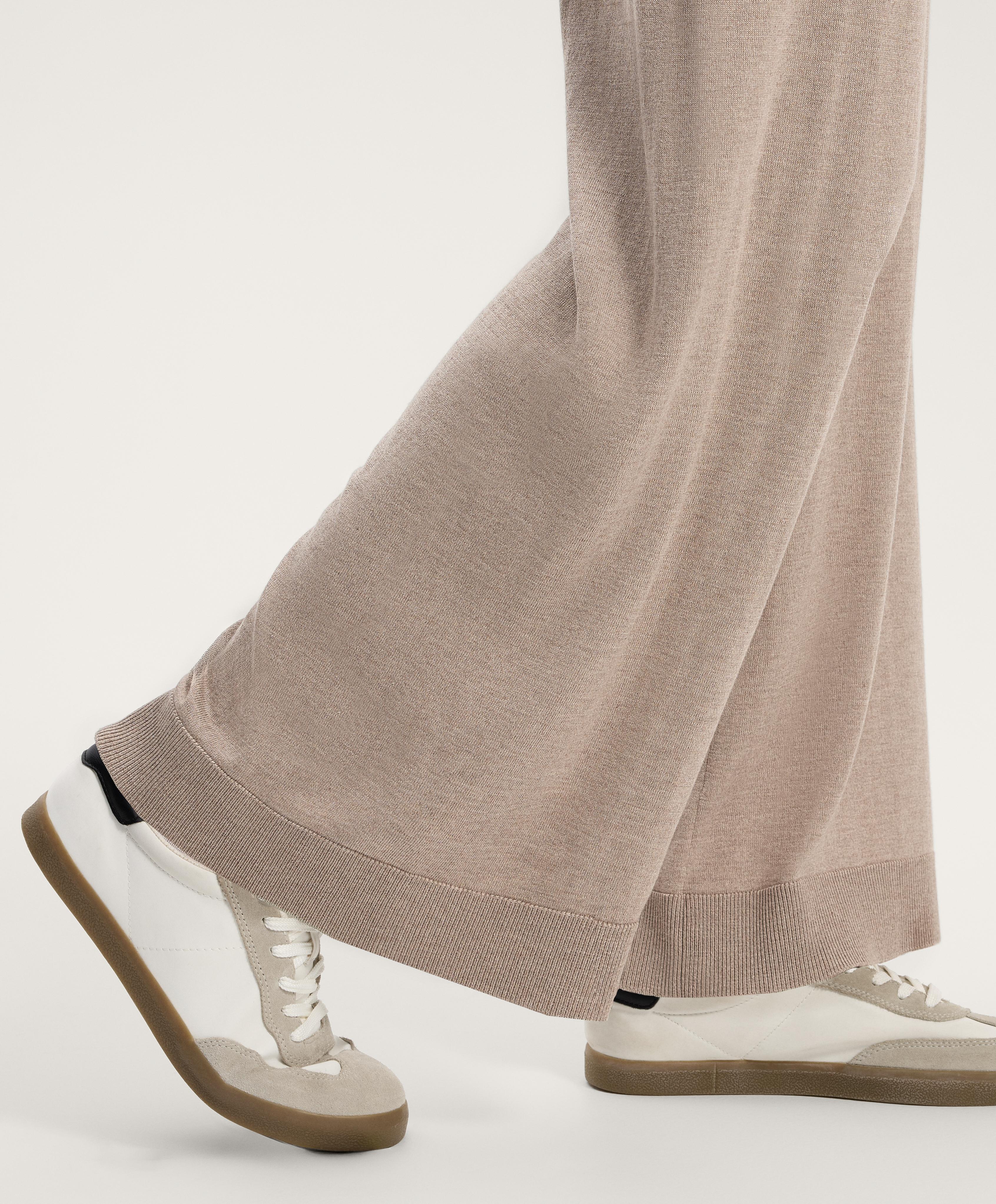 حذاء رياضي نايلون بأجزاء من الجلد المقلوب