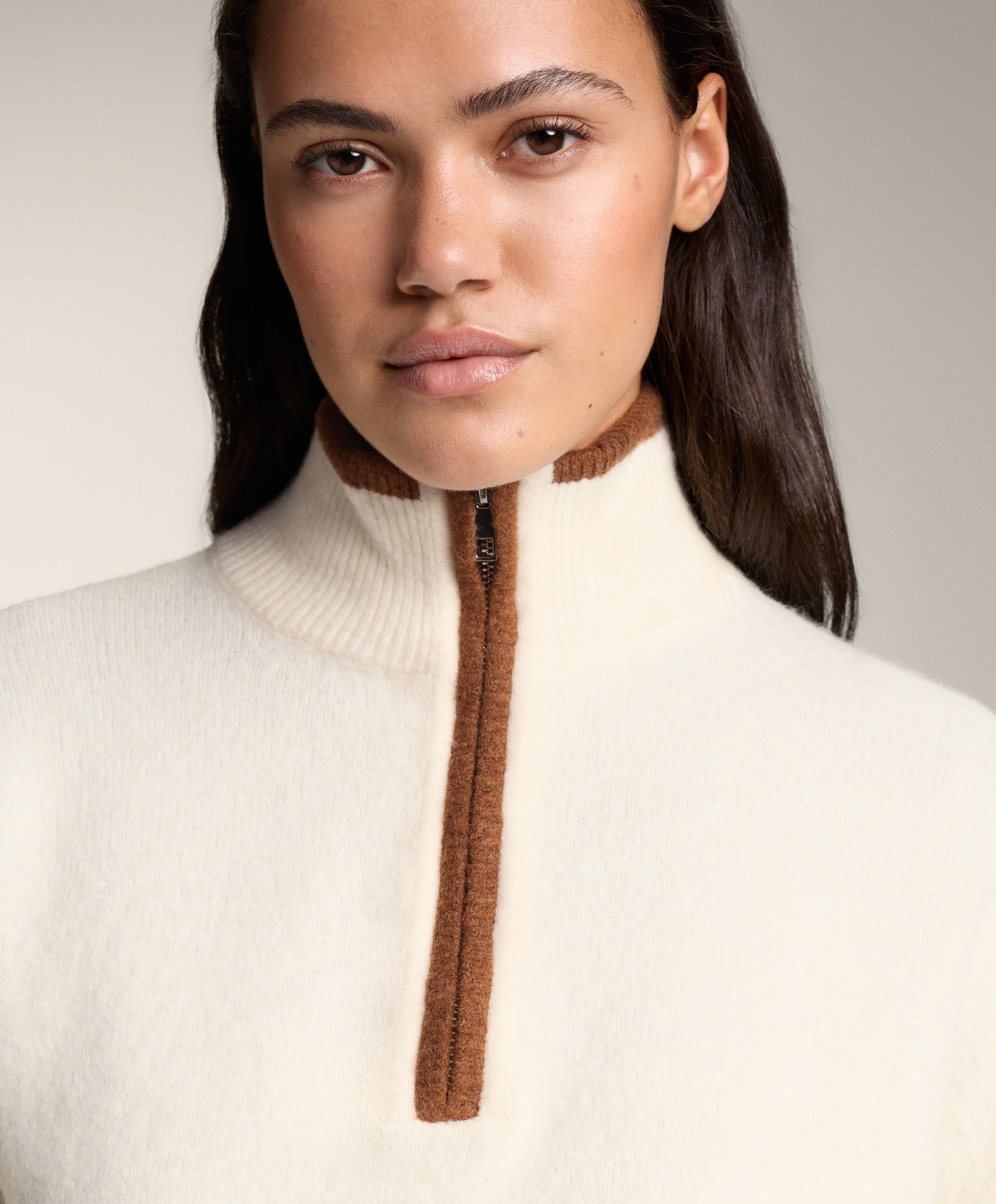 Pull à col montant et finitions contrastées