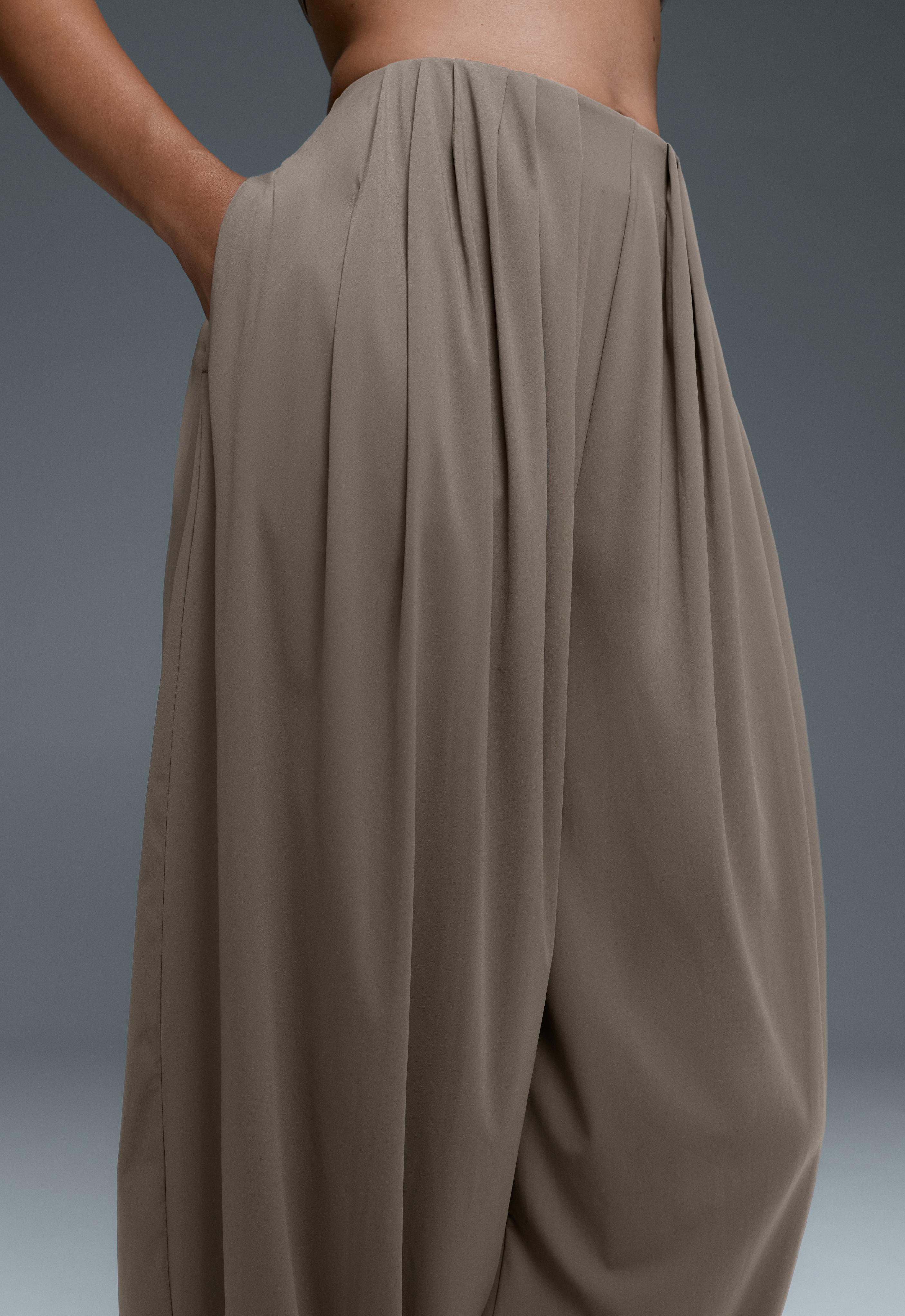 Pantalón jogger Light Touch pliegues