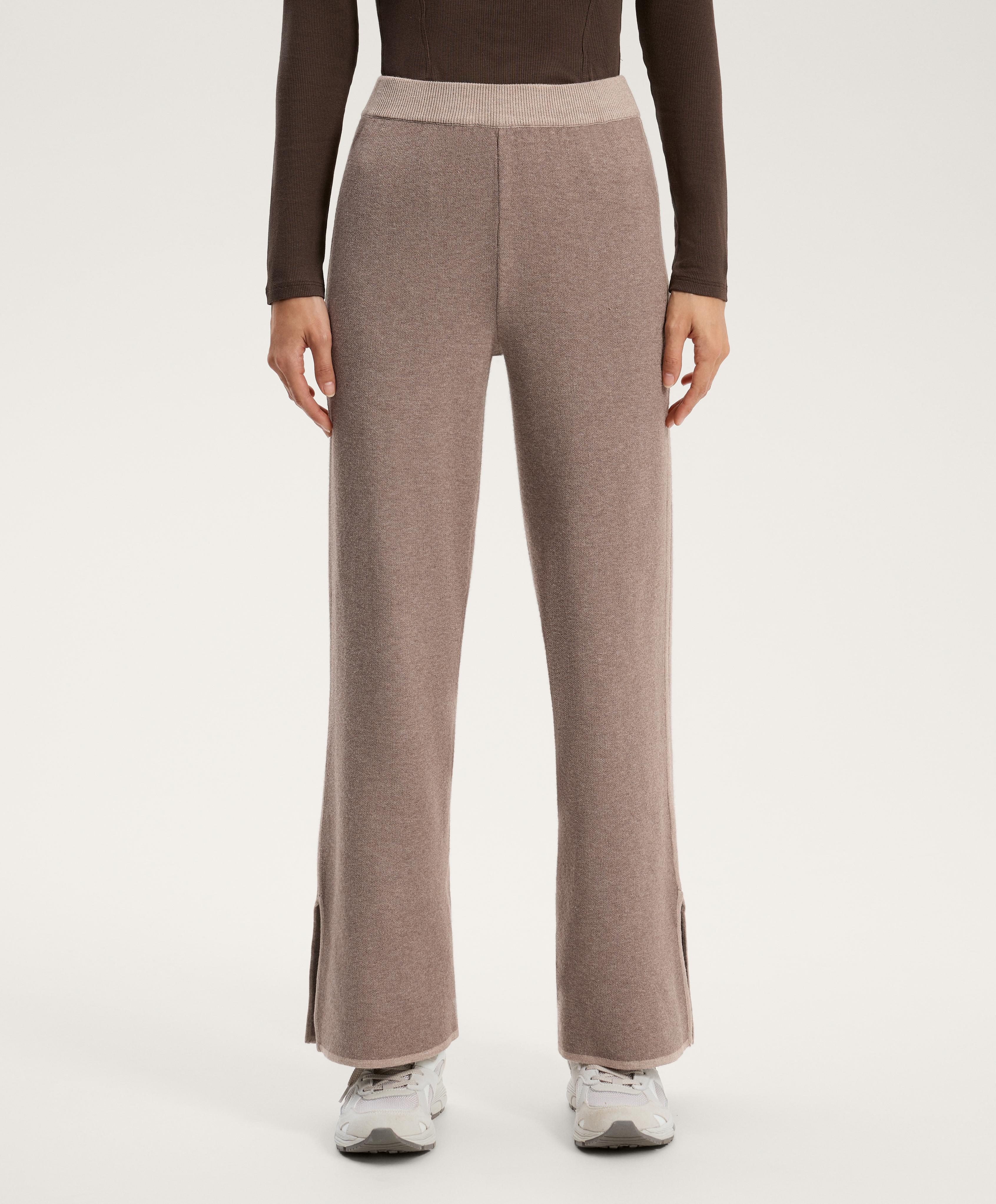Gerade Strickhose mit kontrastierenden Paspeln Gerade Strickhose mit kontrastierenden Paspeln
