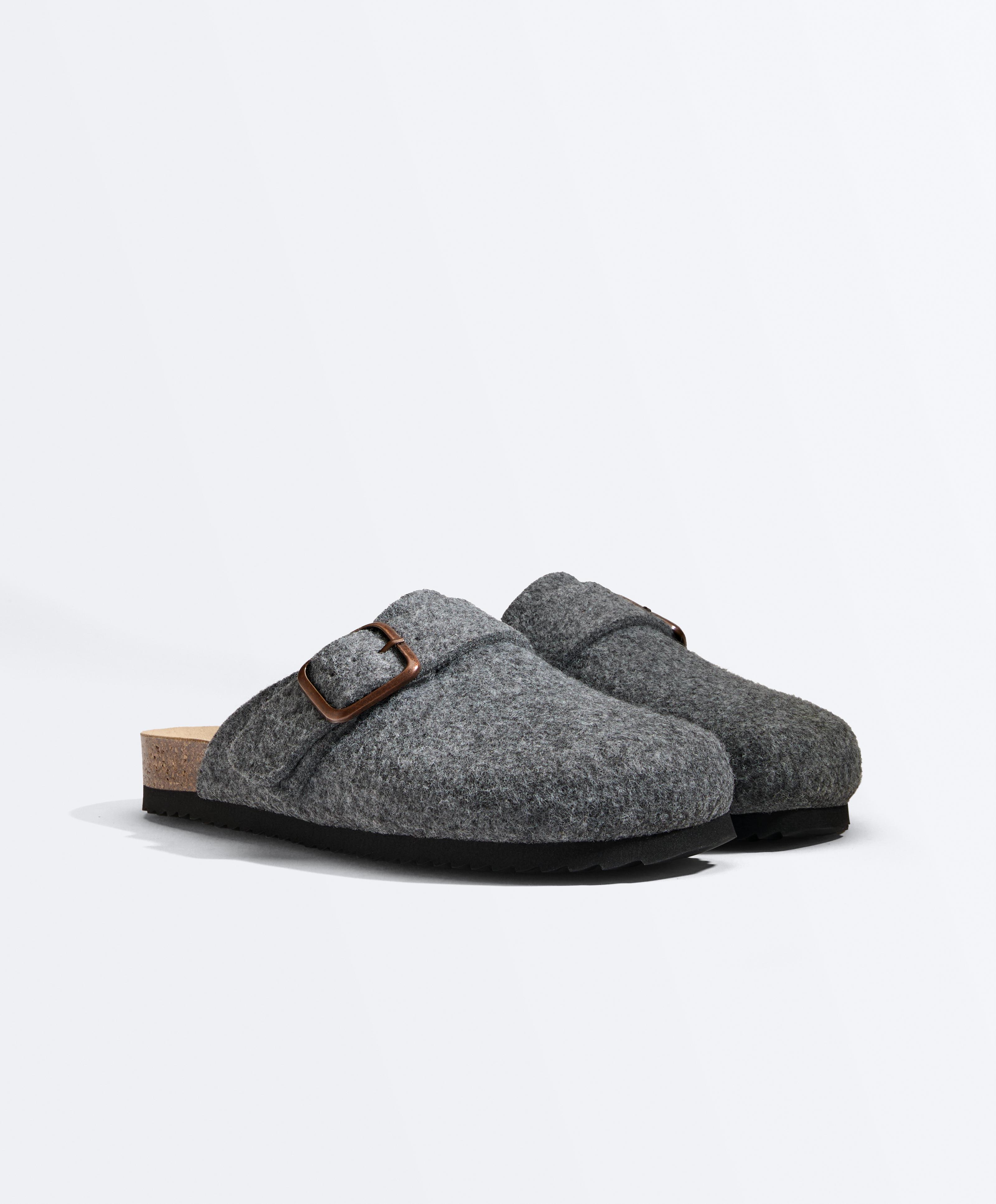 Felt-effect buckle clogs