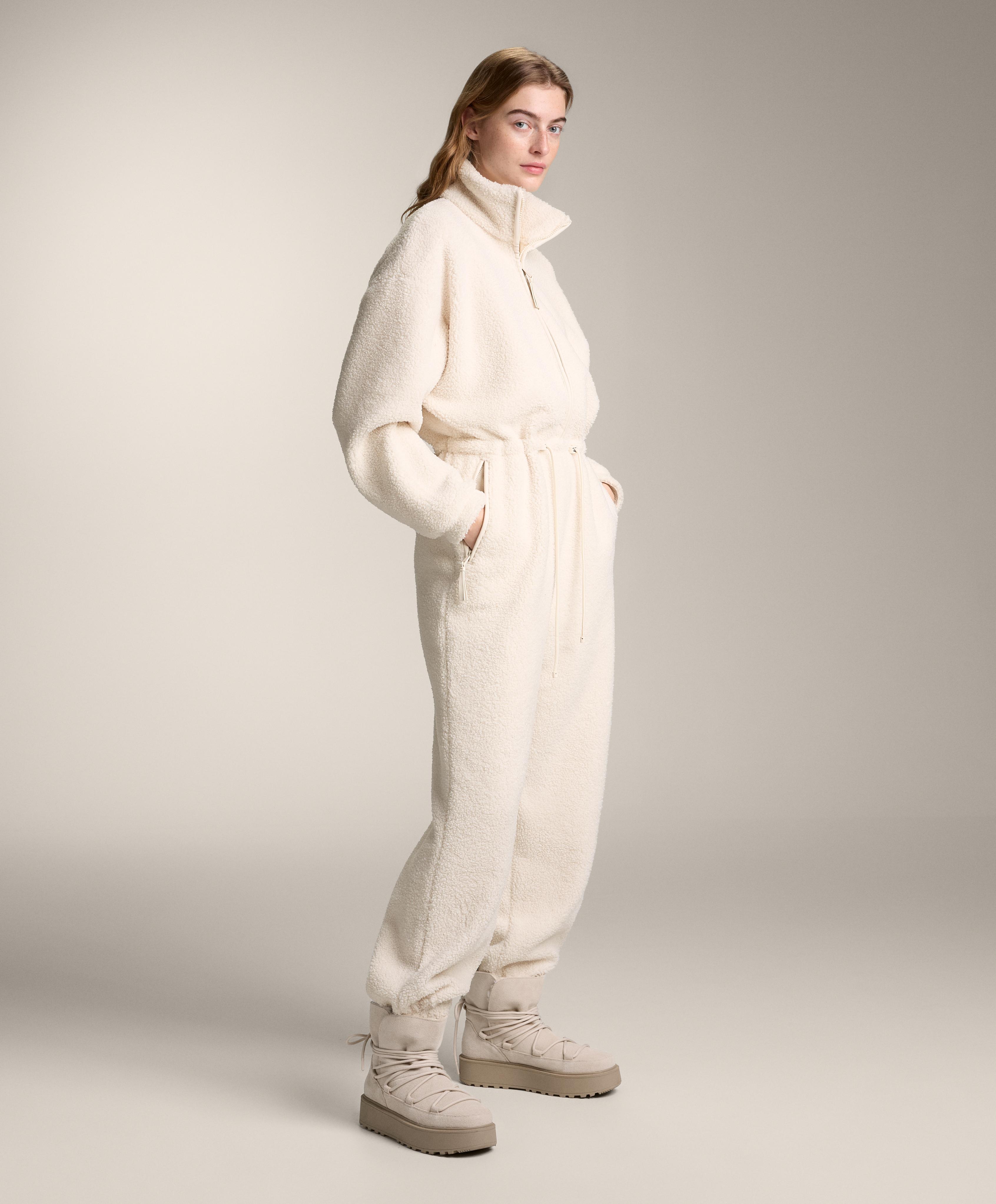 Kombinezon od laganog veštačkog jagnjećeg krzna sa podesivim strukom - Sniženje Kombinezon od laganog veštačkog jagnjećeg krzna sa podesivim strukom - Sniženje