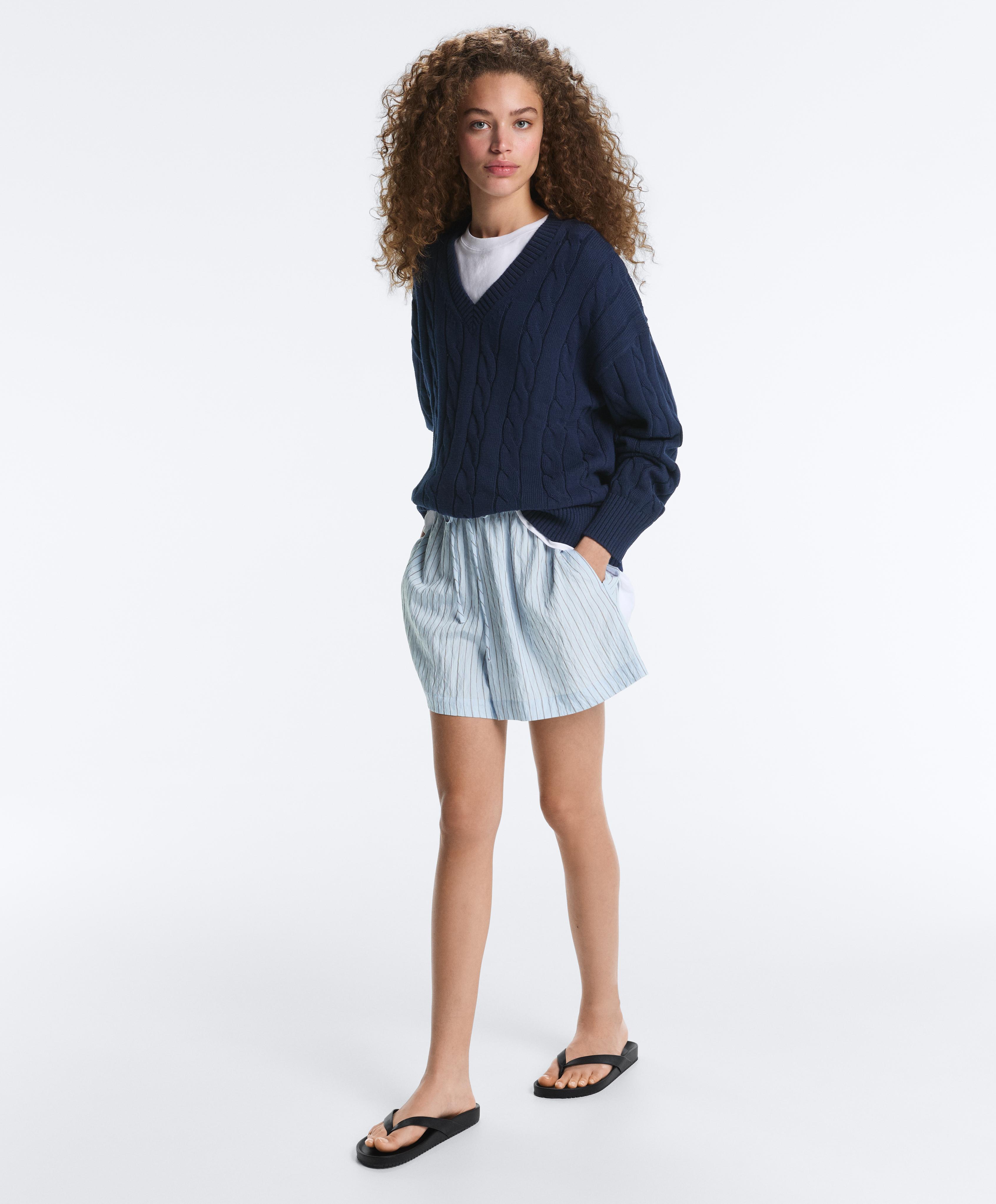 100% cotton cable knit V-neck jumper — NAVY BLUE
