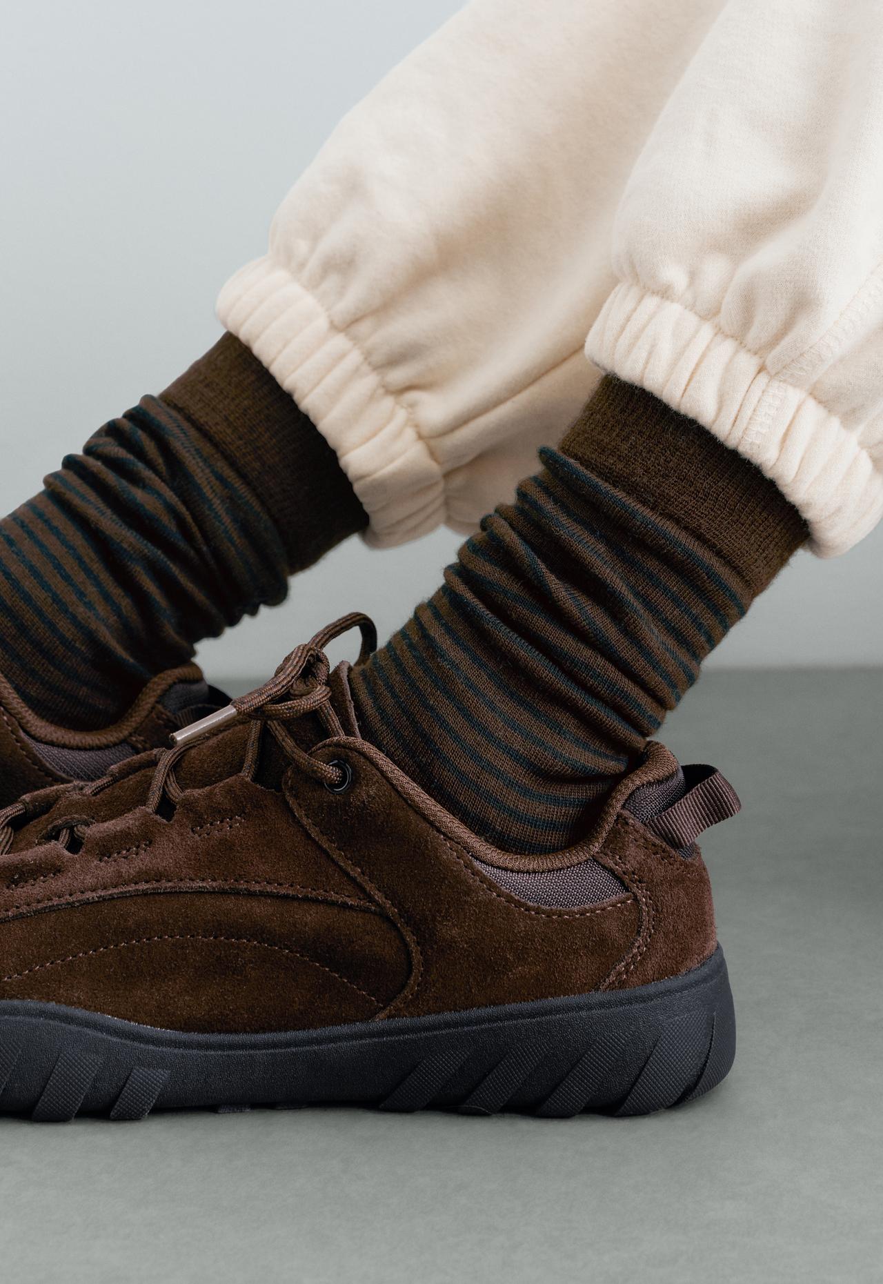 Classic sock in 58% modal and 13% cashmere, striped — CHOCOLATE      