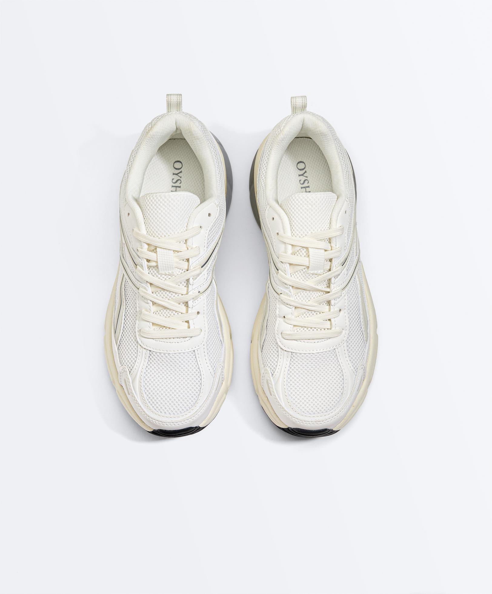 حذاء رياضي طراز جري