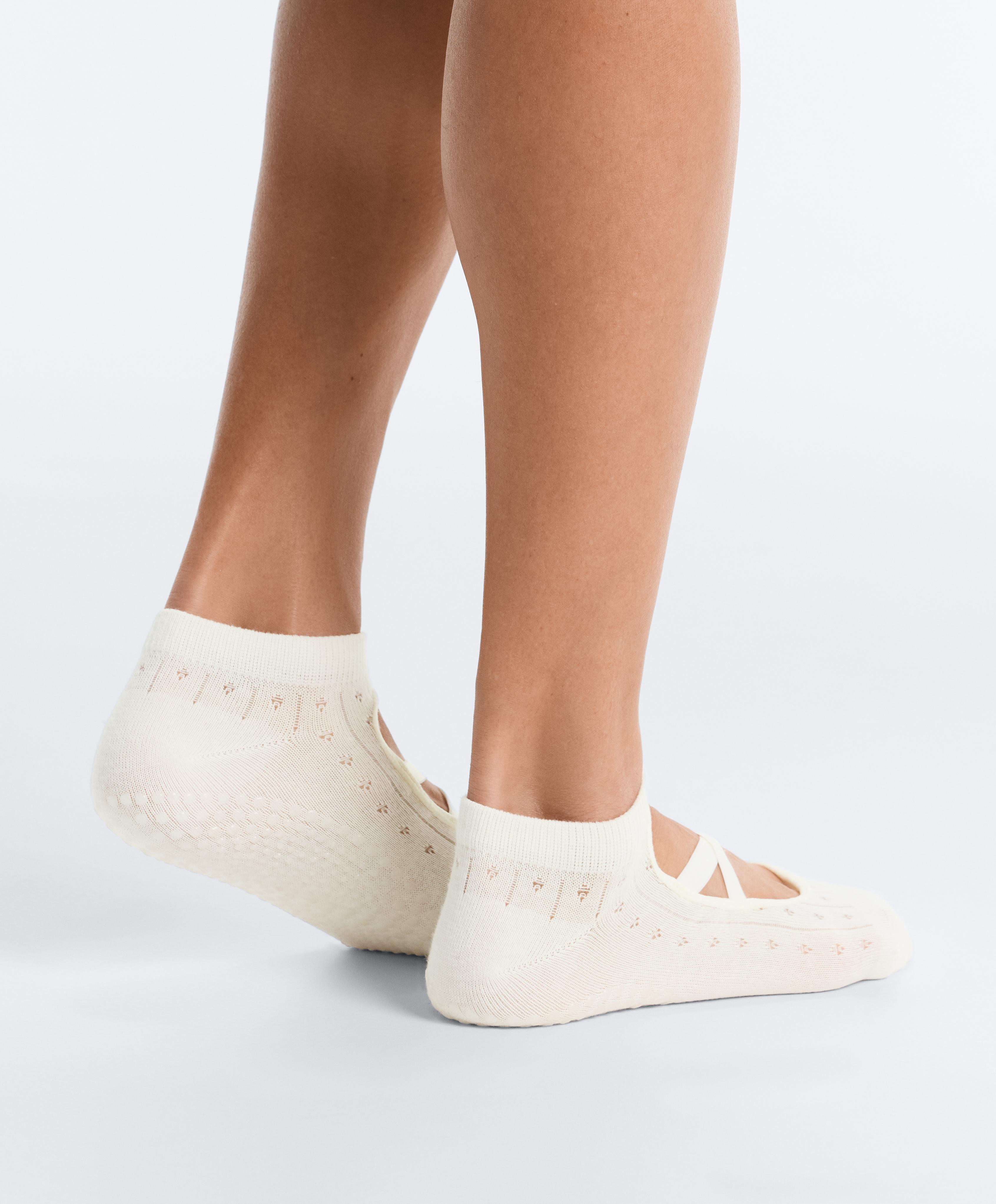 2 pairs of cotton blend yoga and Pilates sneaker socks with crossover straps — VANILLA