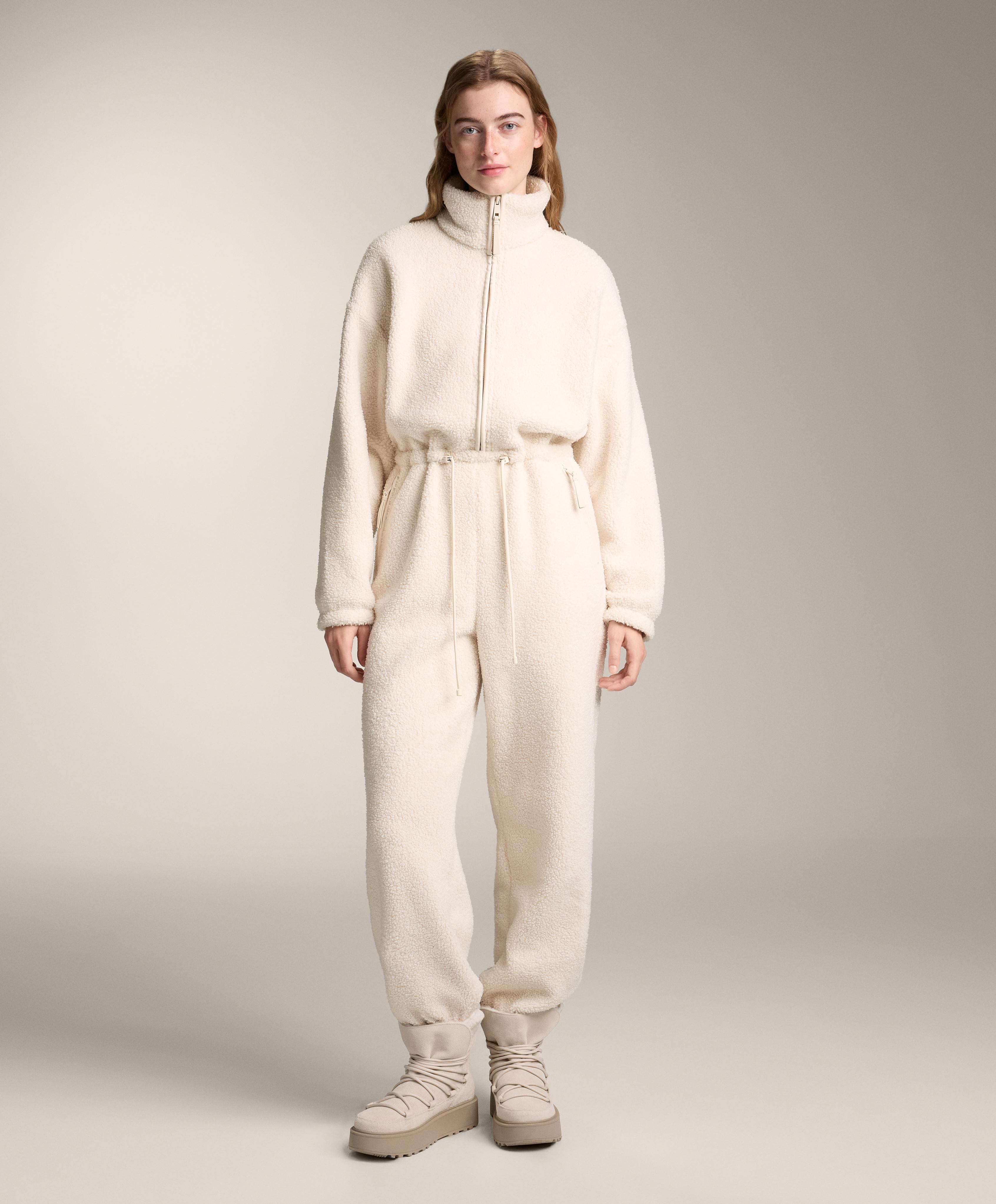 Viegls kombinezons ar jērādas efektu un regulējamu jostasvietu