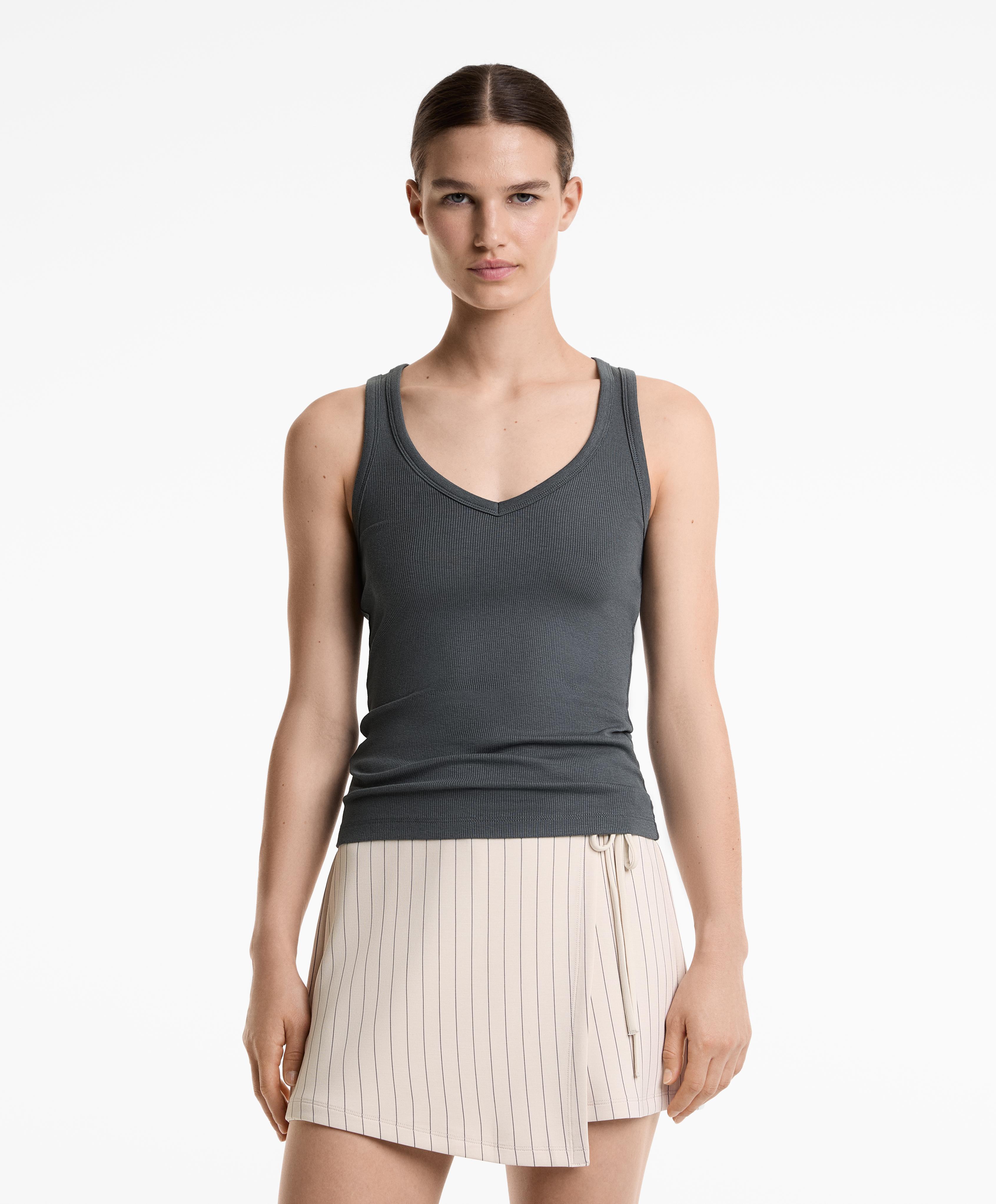 Sleeveless V-neck top with cotton and modal