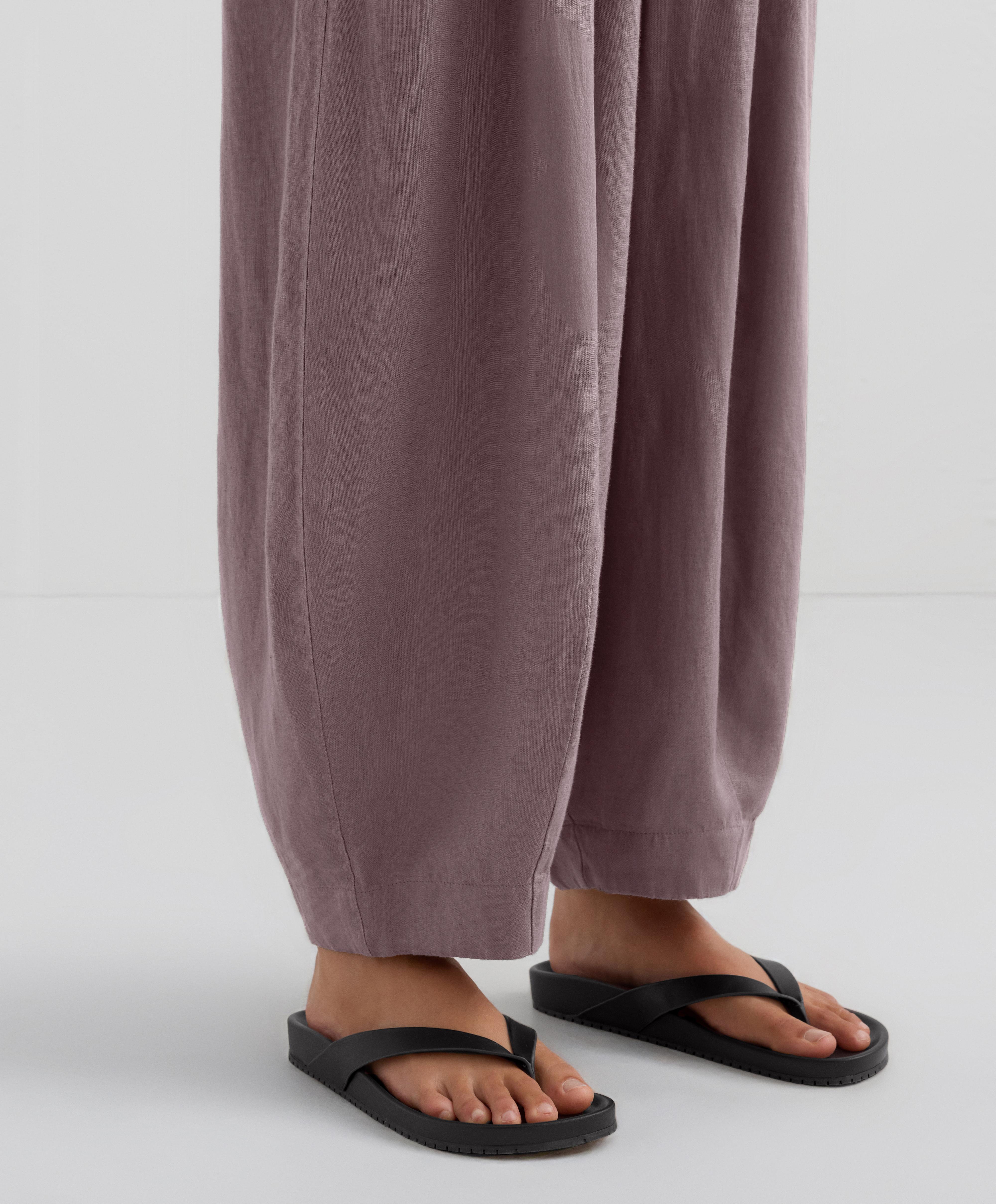 Strappy flat sandal — BLACK
