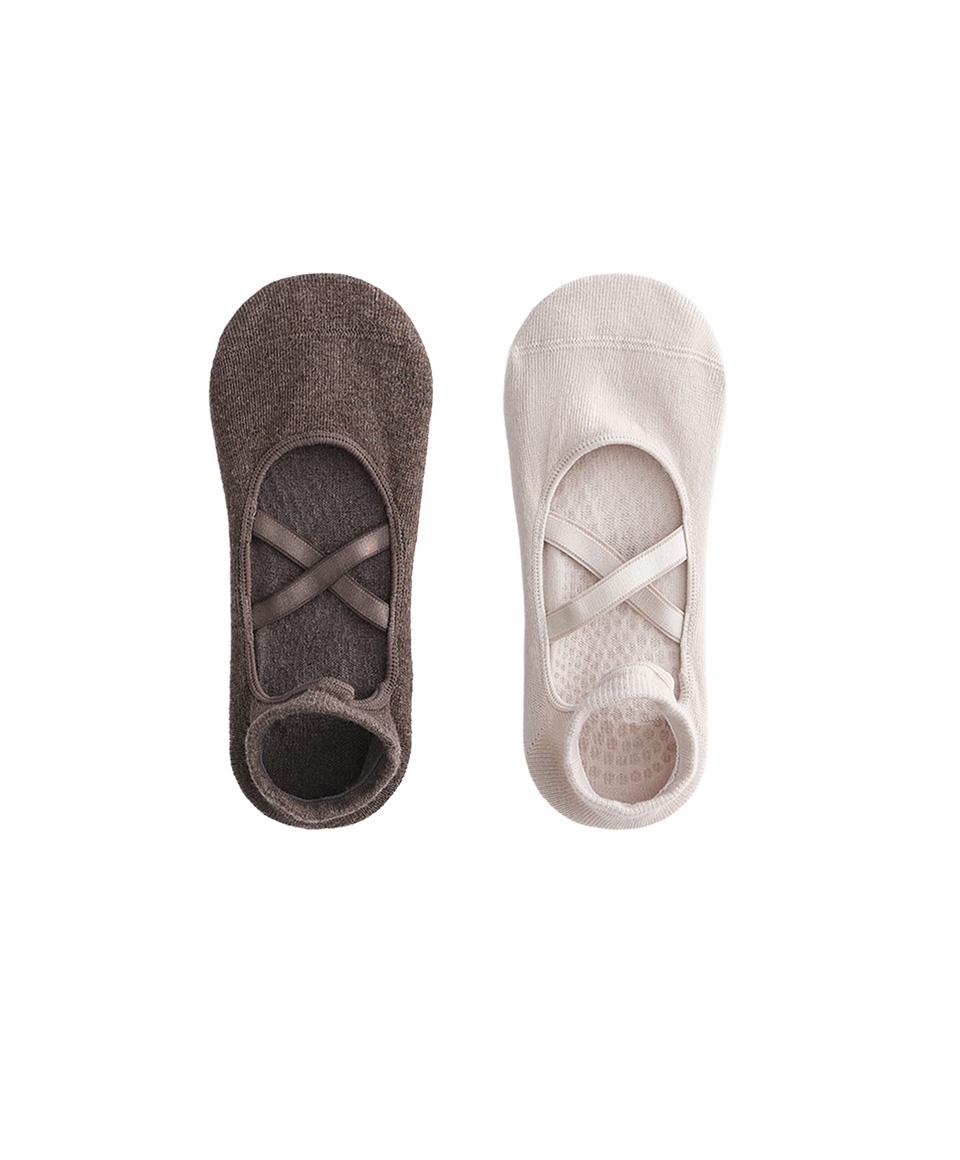 2 pairs of crossover cotton blend yoga and Pilates sneaker socks — SAND