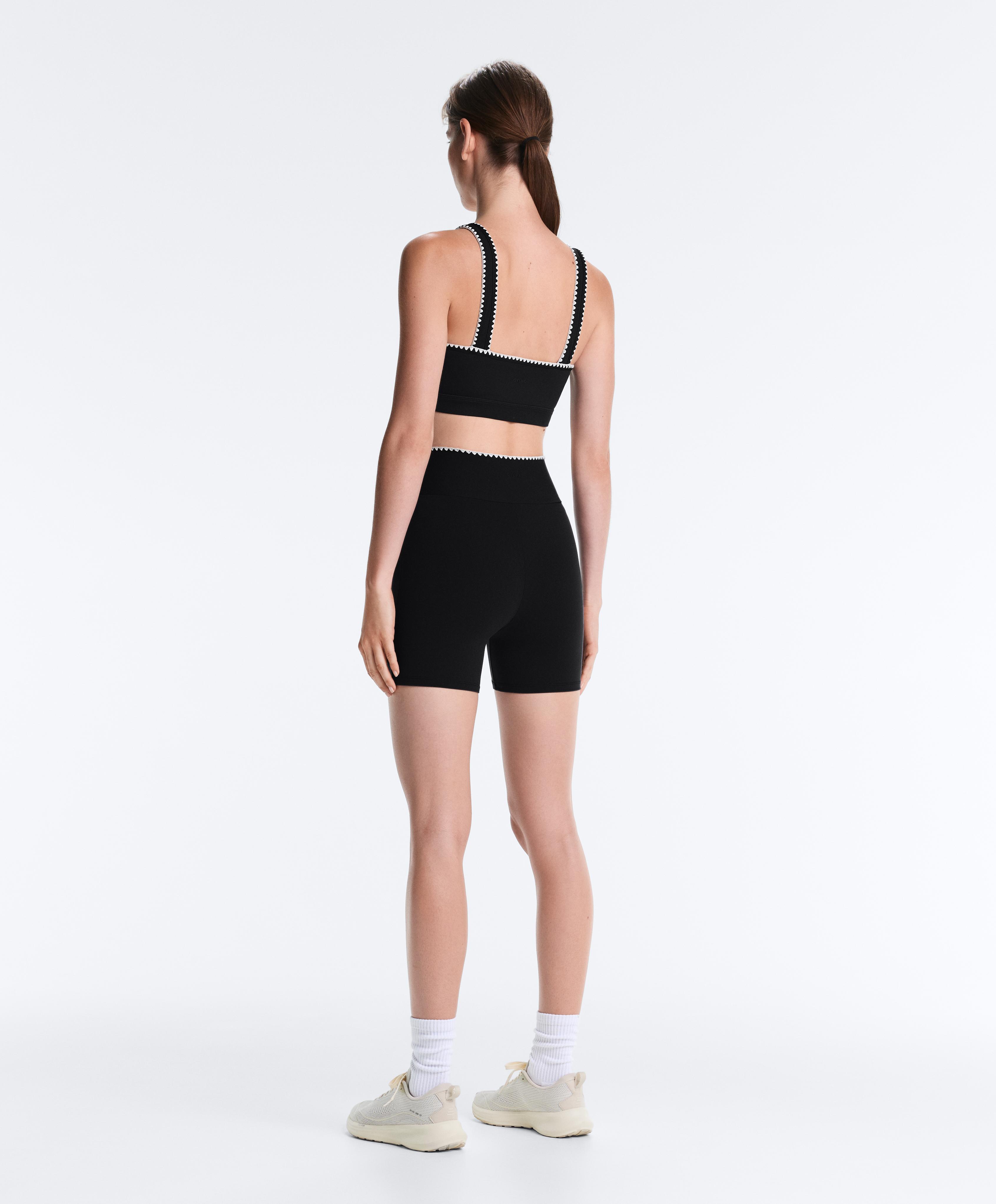 Medium-support Comfortlux sports bra with contrast seams — BLACK