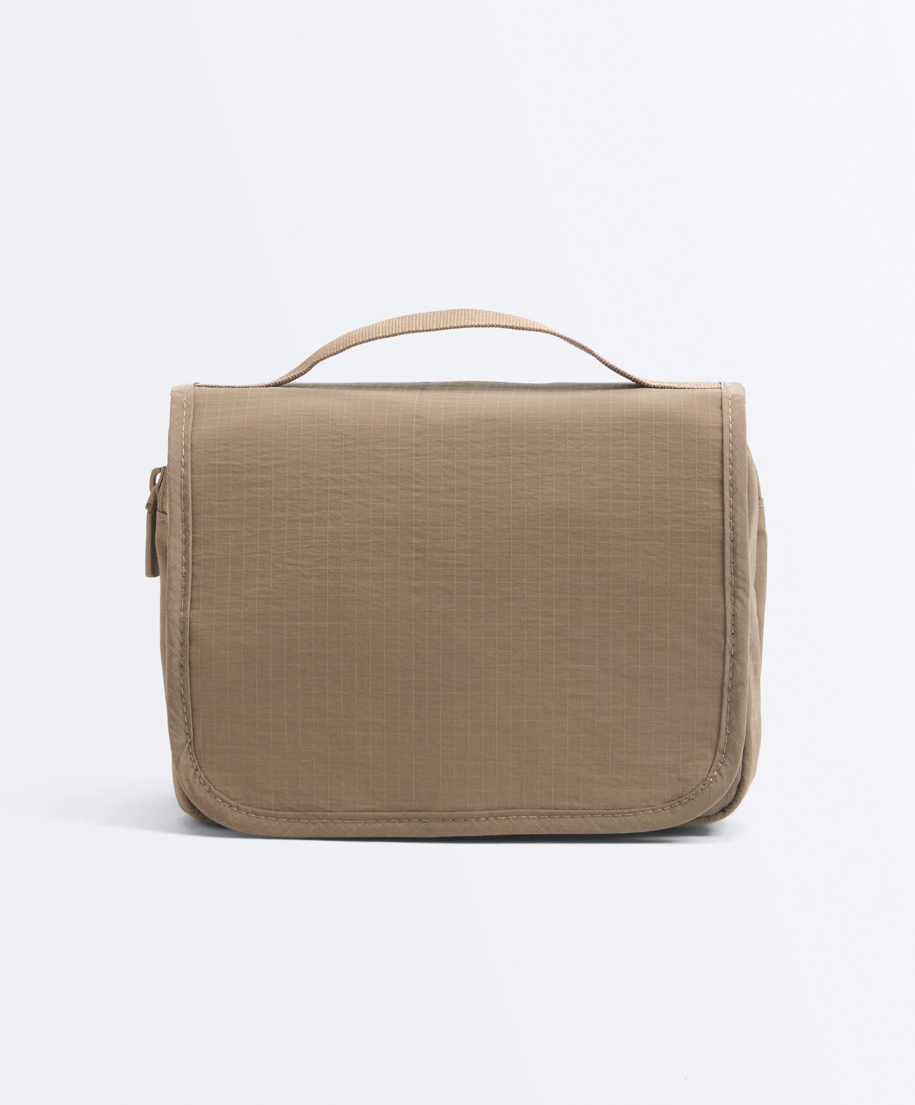 Hanging wash bag