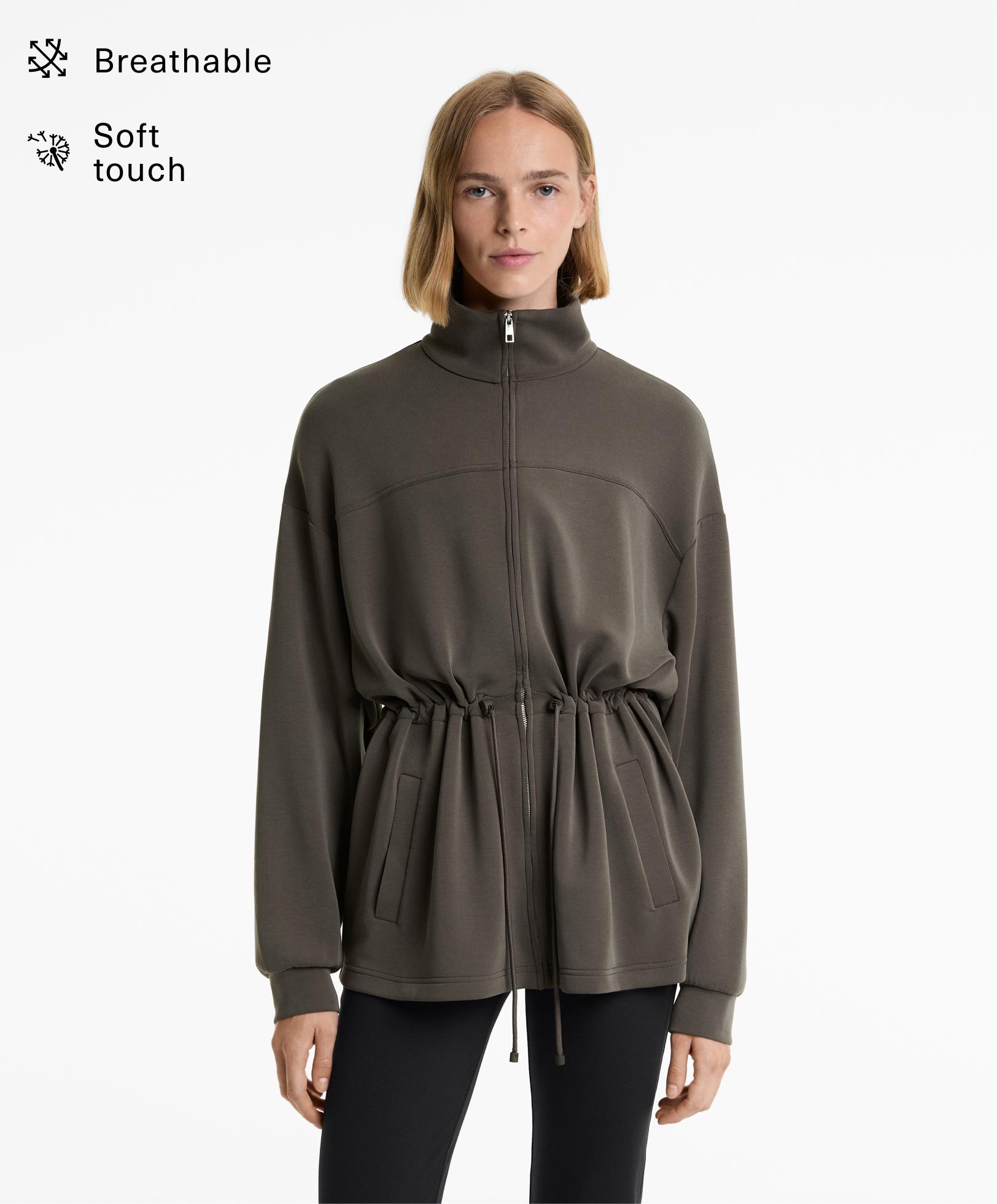 Veste longue avec poches contenant du modal