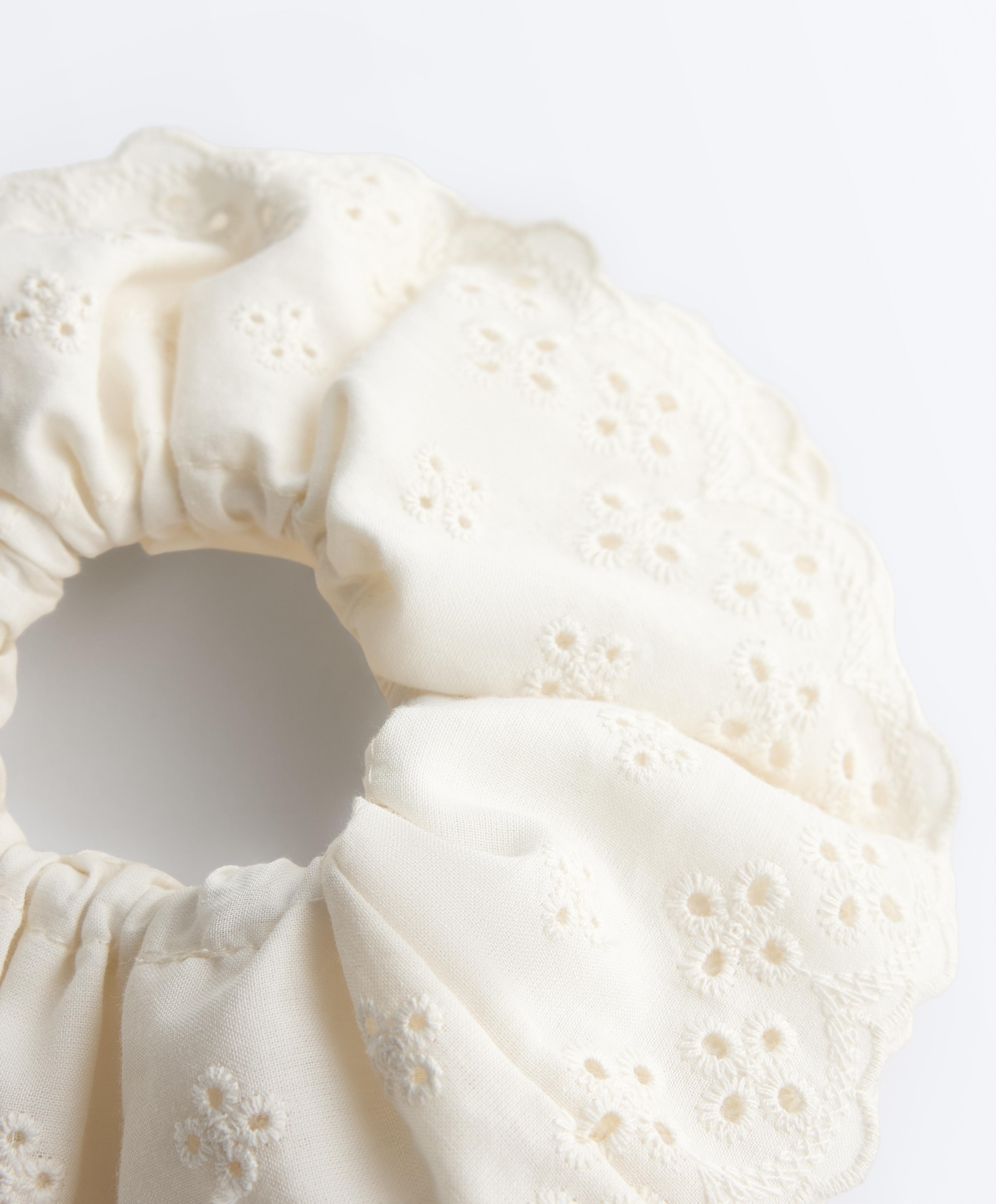 Large embroidered scrunchie — ECRU