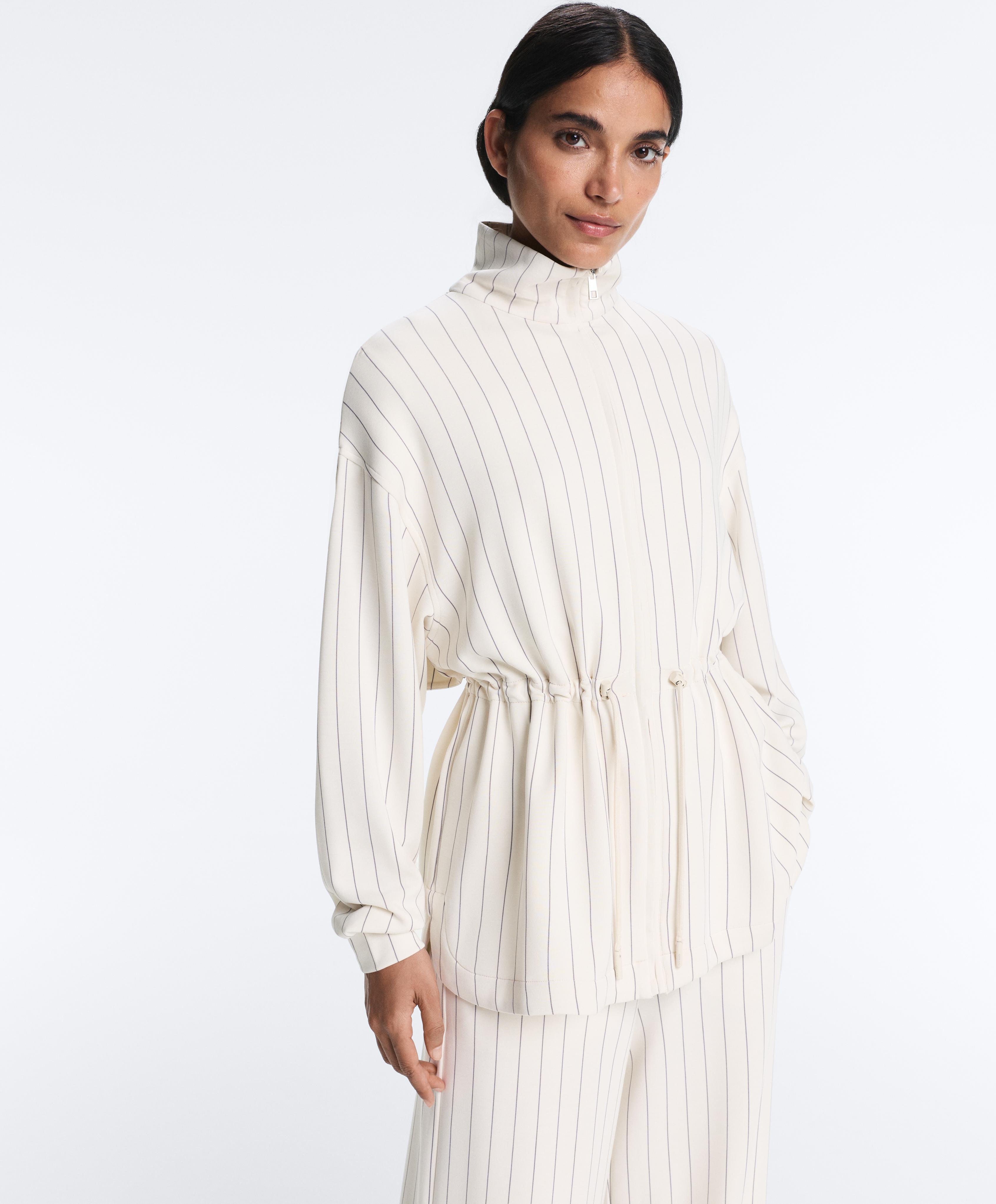 Lange Nadelstreifenjacke mit verstellbarer Taille und Stehkragen mit extra weichem Modal Lange Nadelstreifenjacke mit verstellbarer Taille und Stehkragen mit extra weichem Modal