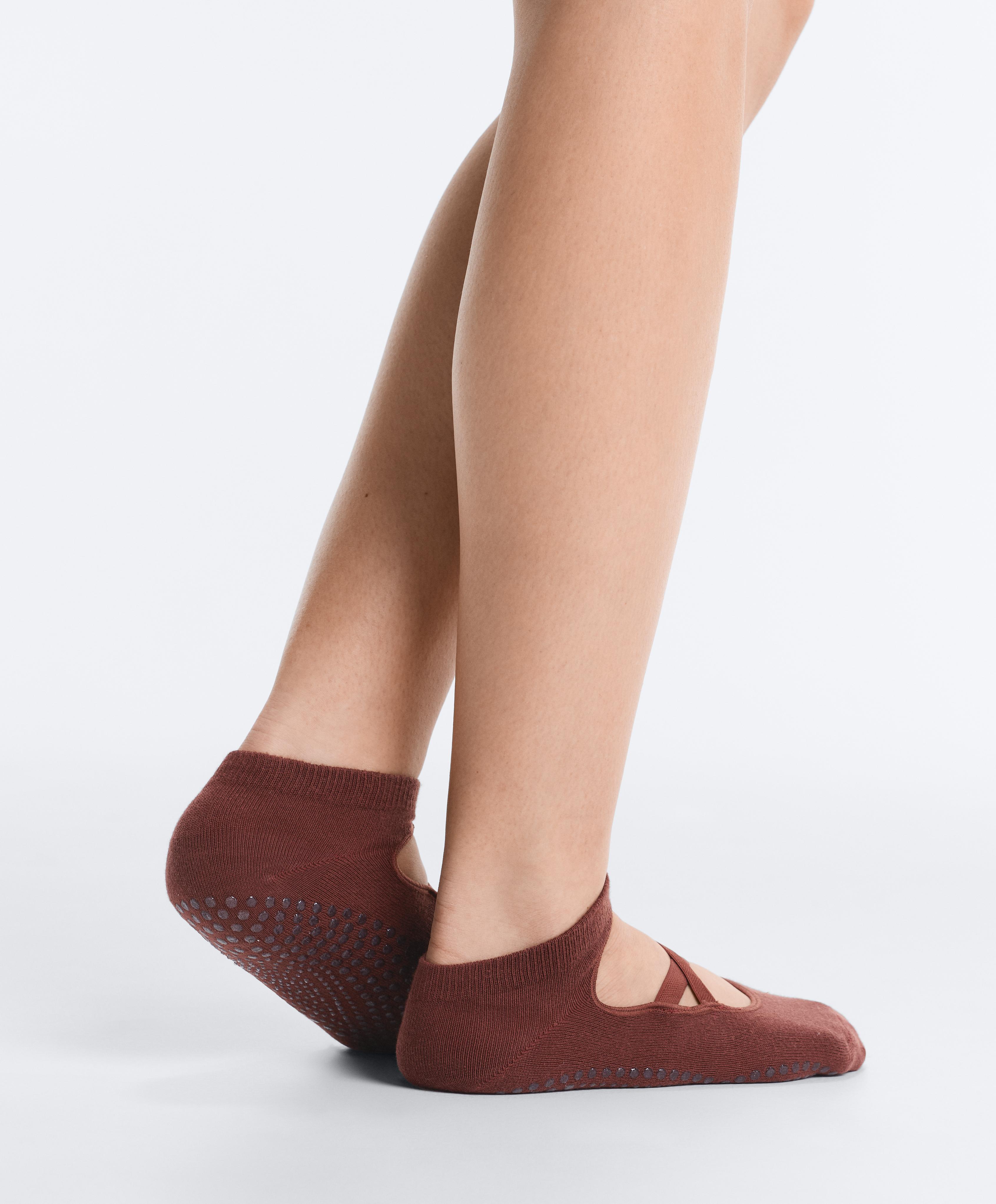 2 pairs of cotton blend sneaker yoga and Pilates socks with crossover straps — MAHOGANY