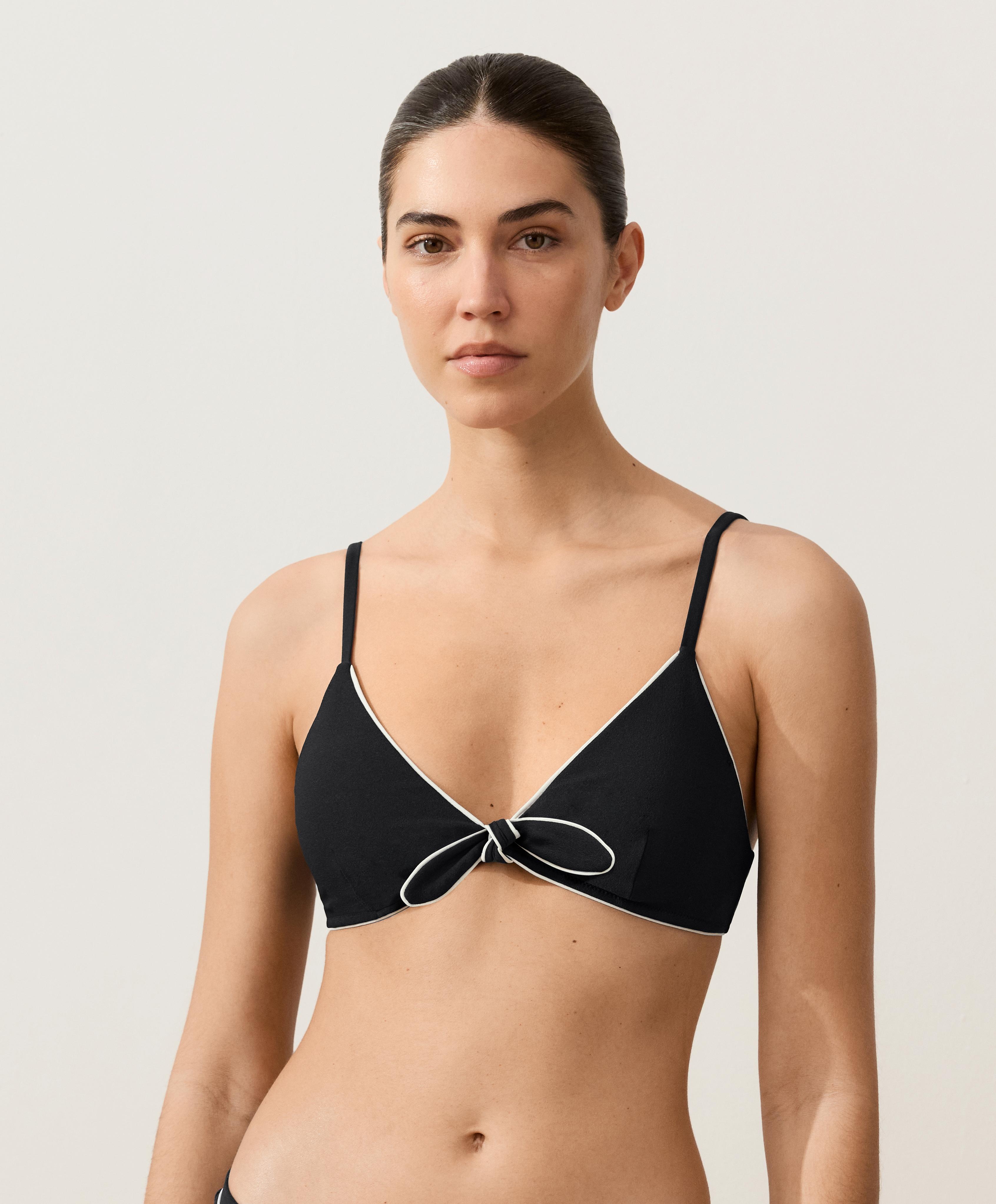 Triangel bikinitop met piping en strikbandjes