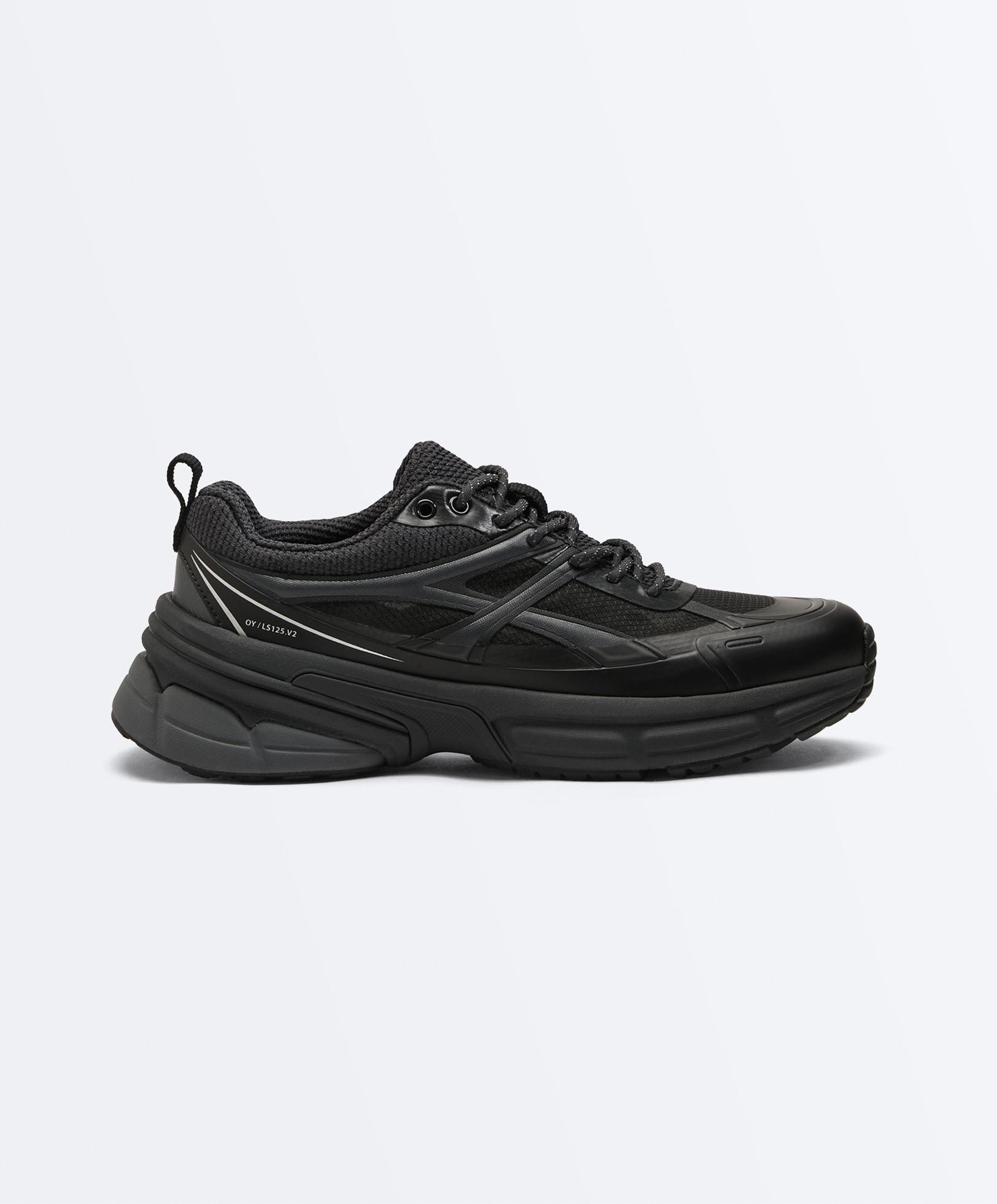 Running-style trainers — BLACK