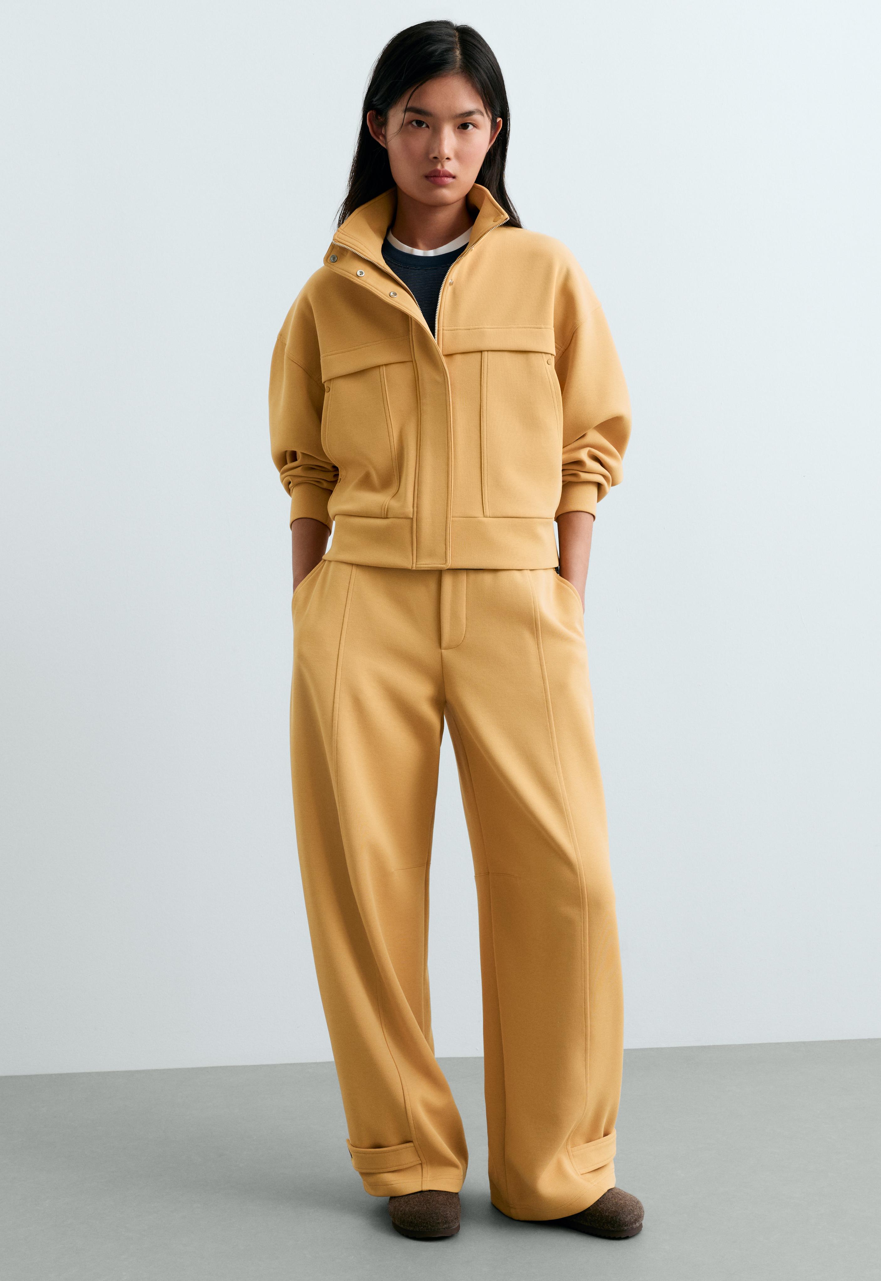Yellow adjustable barrel total look