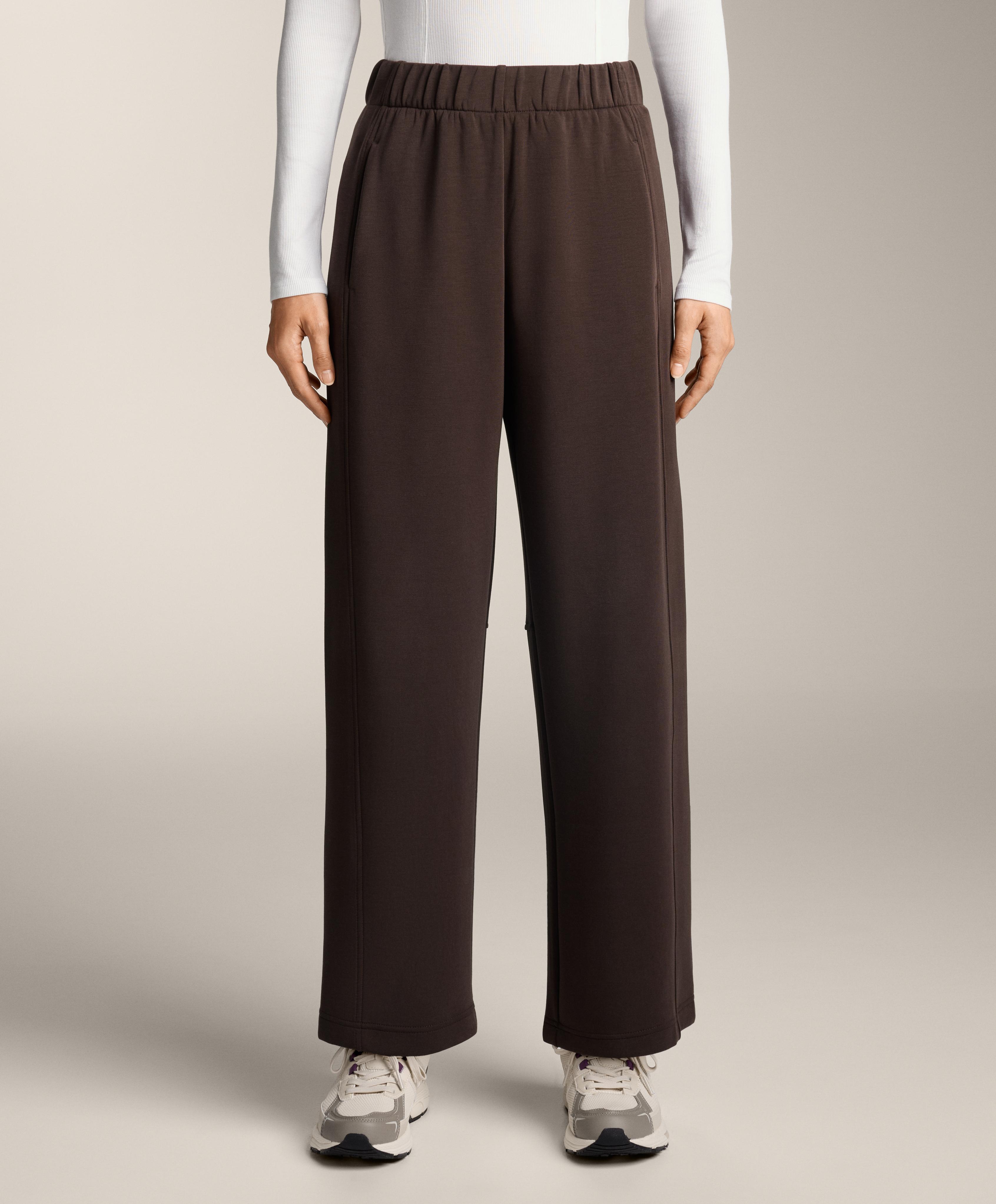 Pantalón recto con modal tacto suave.