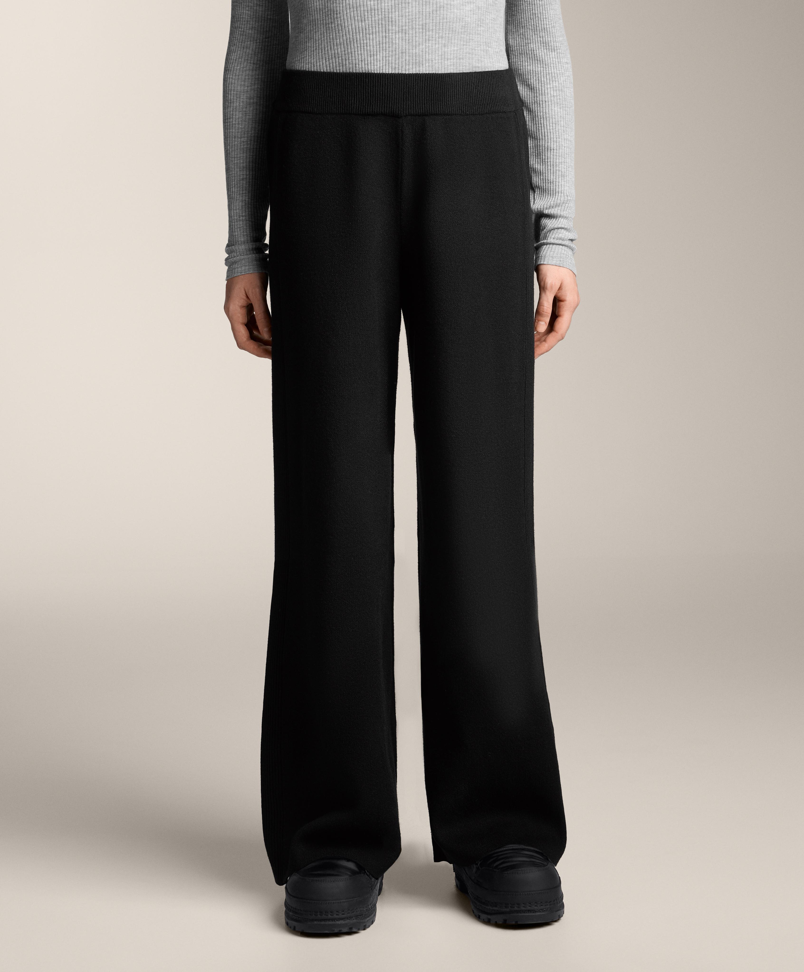 Rechte broek met ribdetail aan de zijkant, gebreid Rechte broek met ribdetail aan de zijkant, gebreid