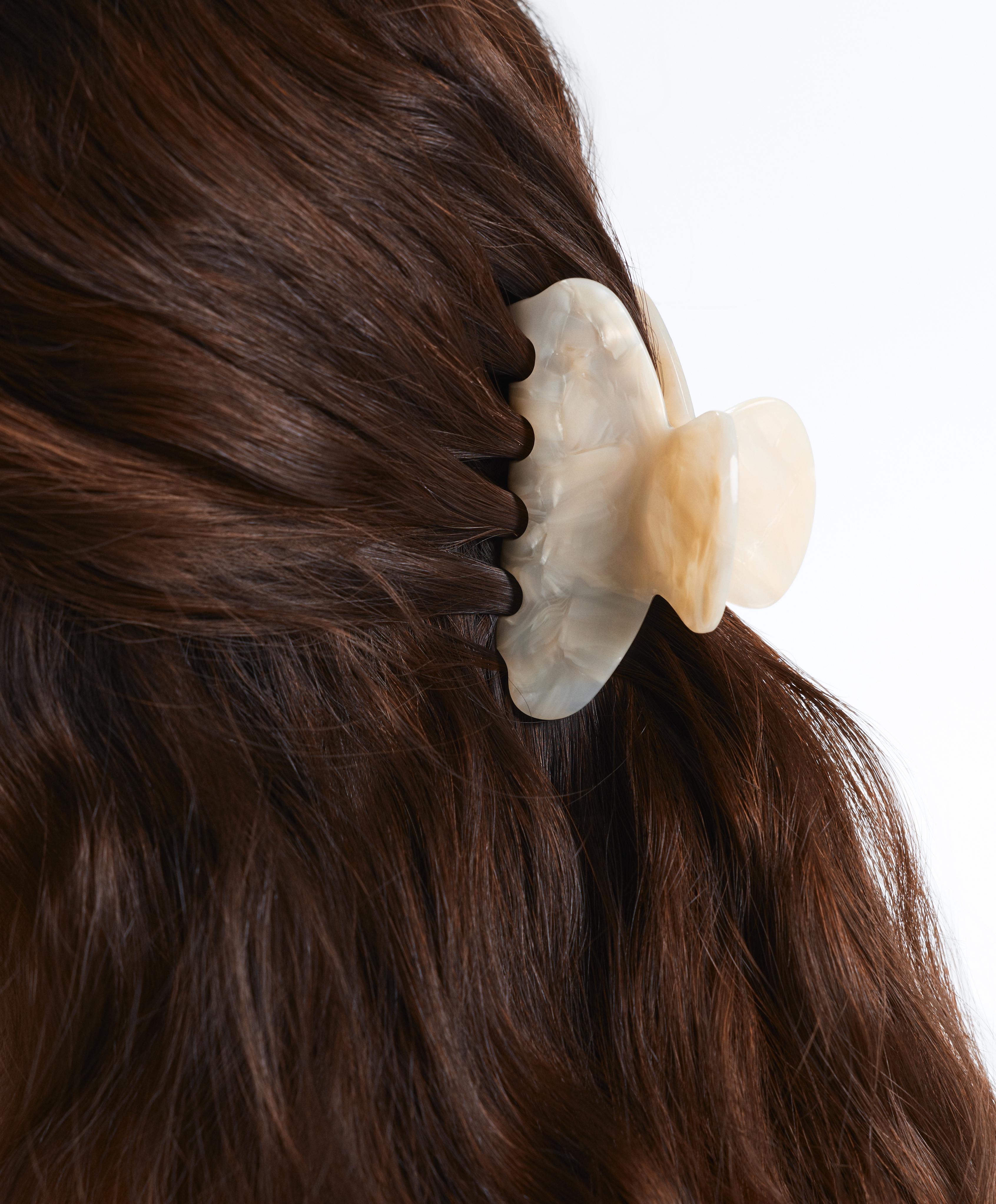 Hair claw — OATMEAL