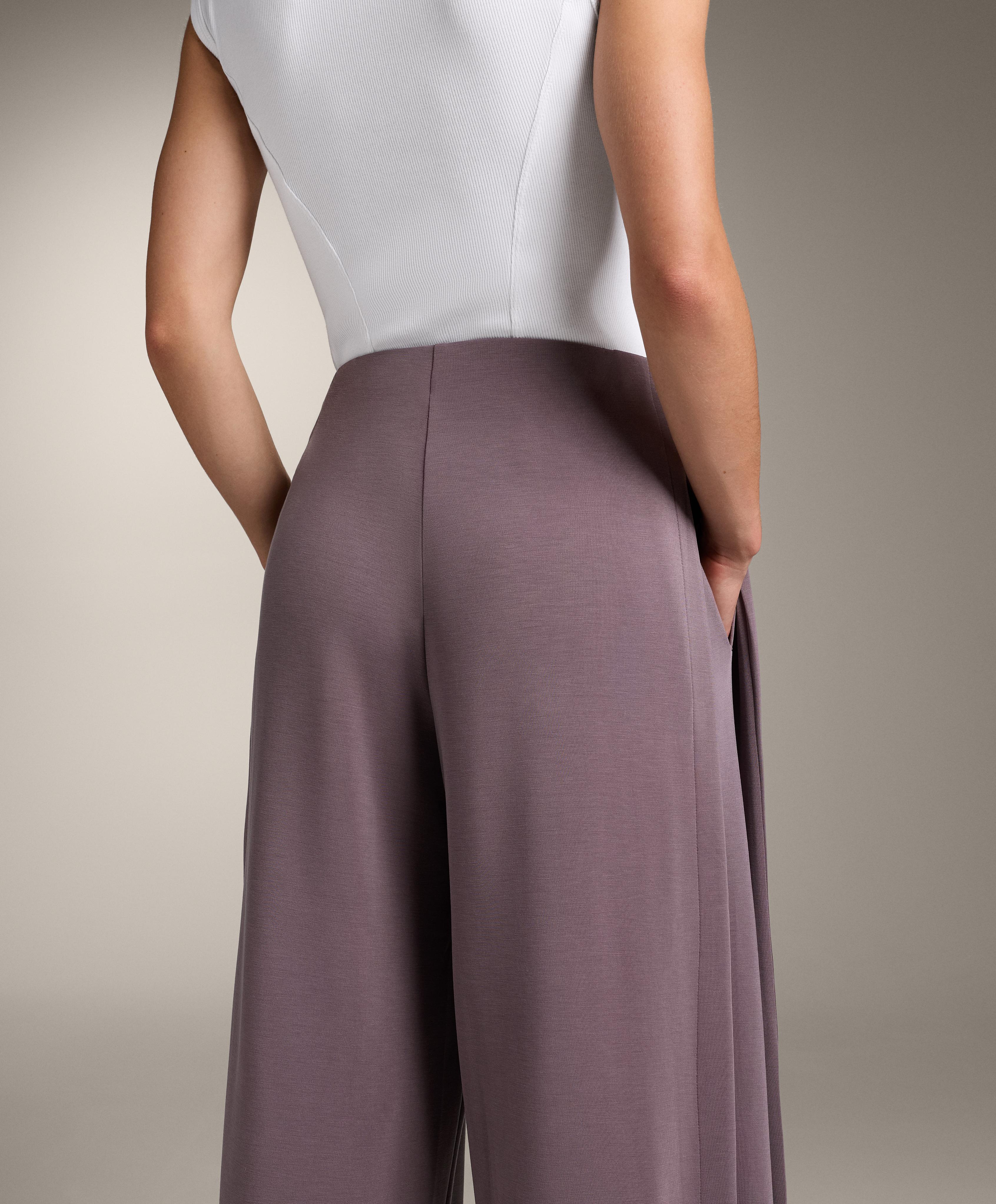 Weite Hose mit seitlicher Falte und weichem Modal