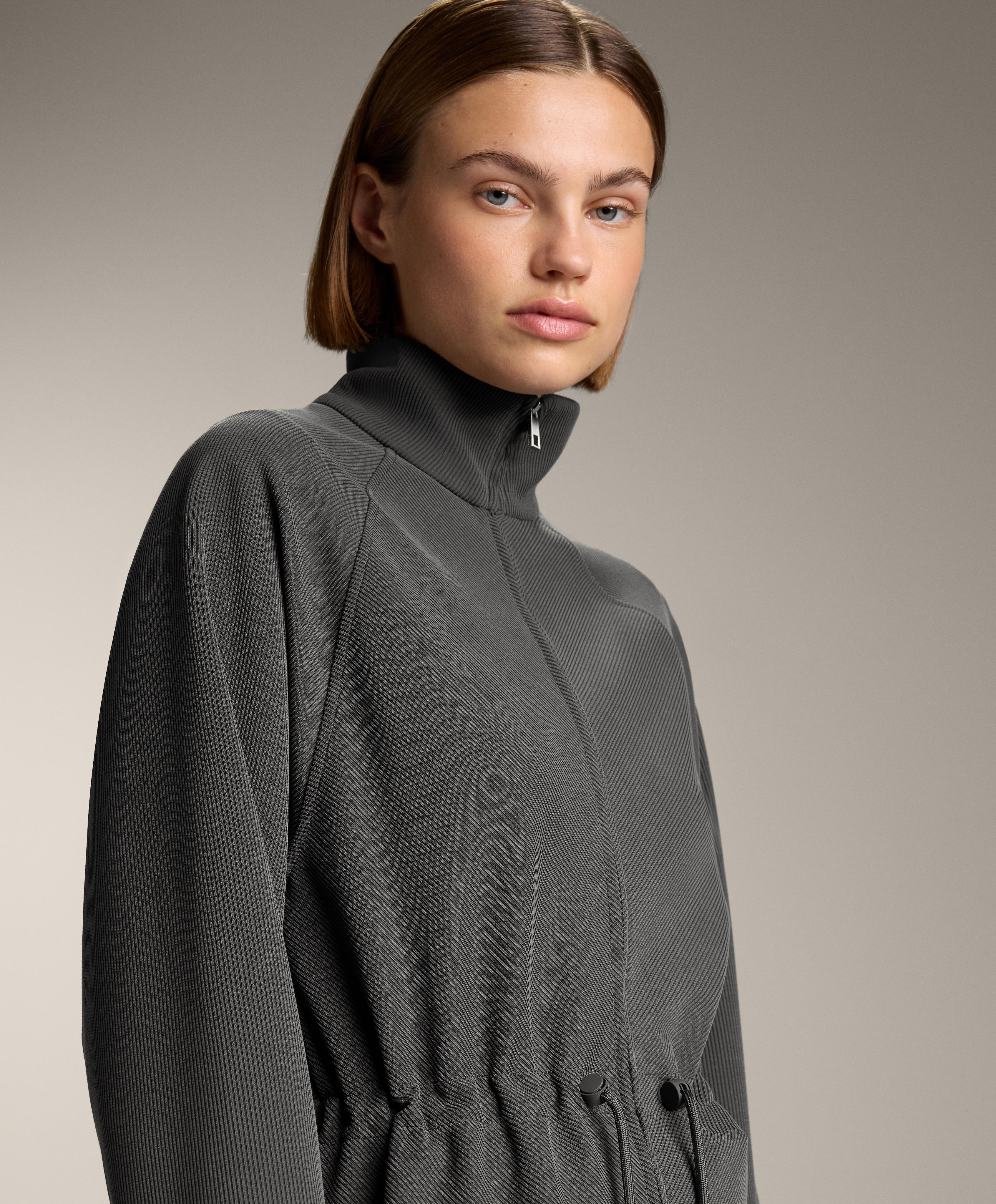 Длинная куртка в рубчик с регулируемым поясом из модала - Распродажа Длинная куртка в рубчик с регулируемым поясом из модала - Распродажа