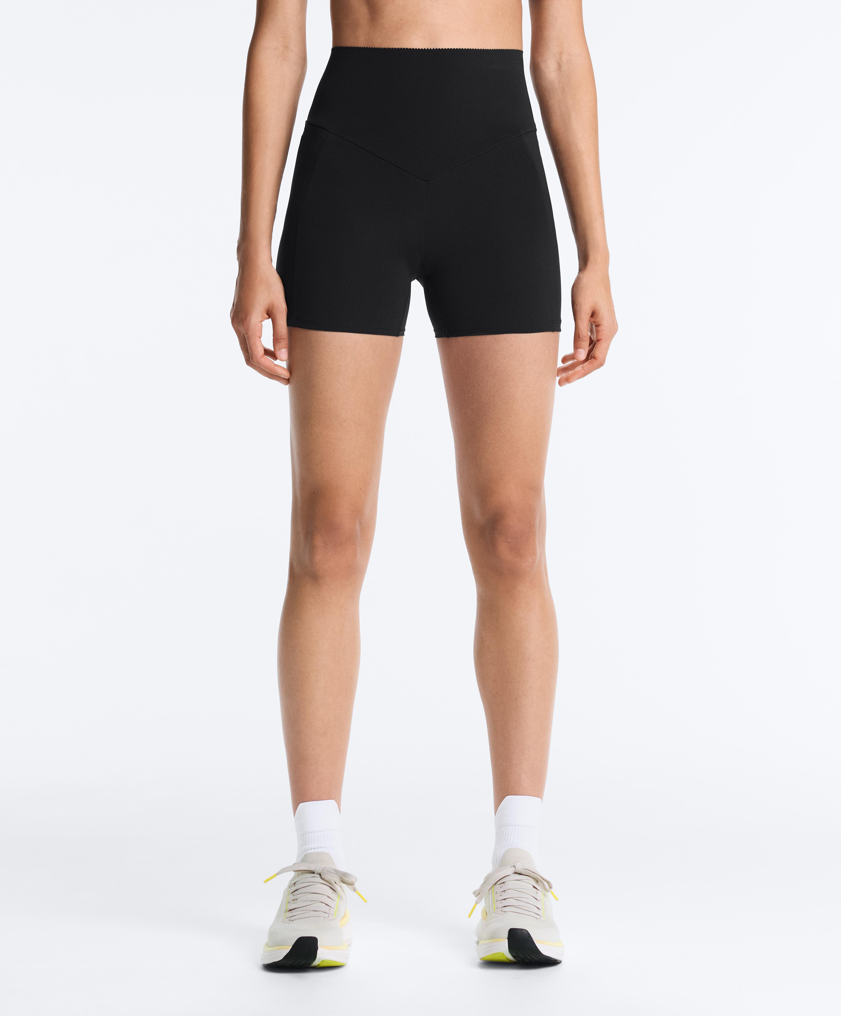 Compressive high-rise pocket 10cm hot pants — BLACK