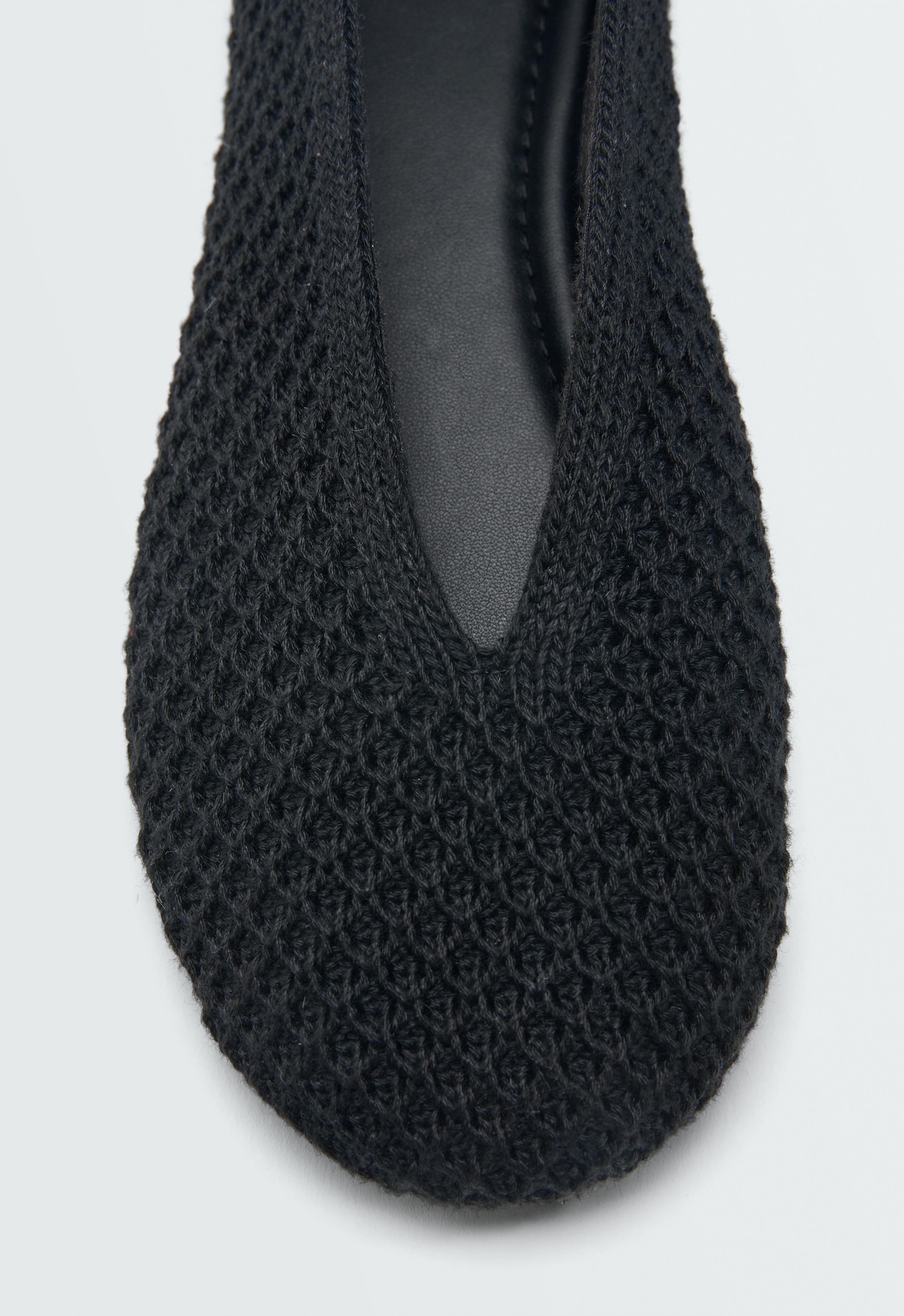 Crochet ballet flats — BLACK