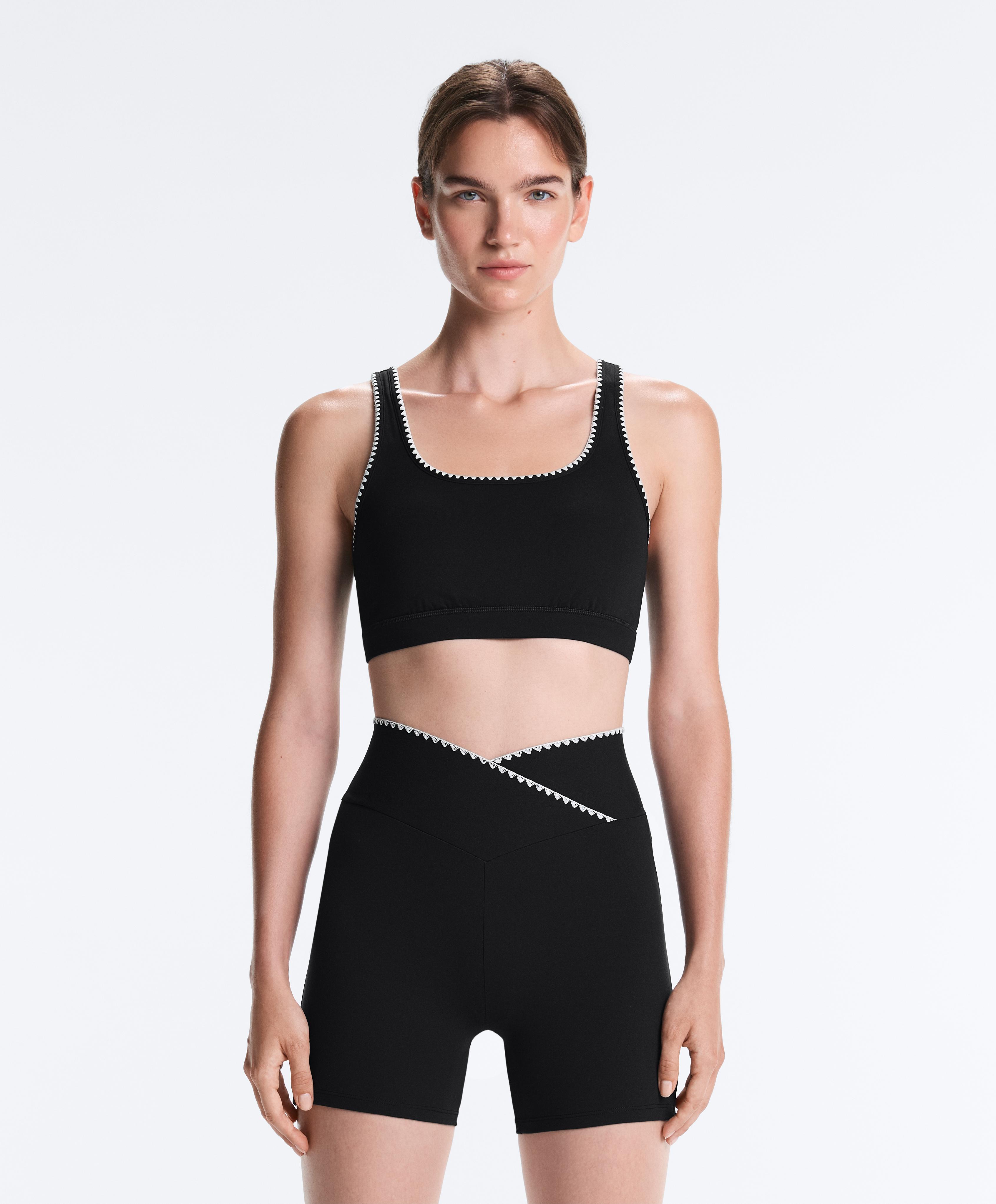 Medium-support Comfortlux sports bra with contrast seams — BLACK