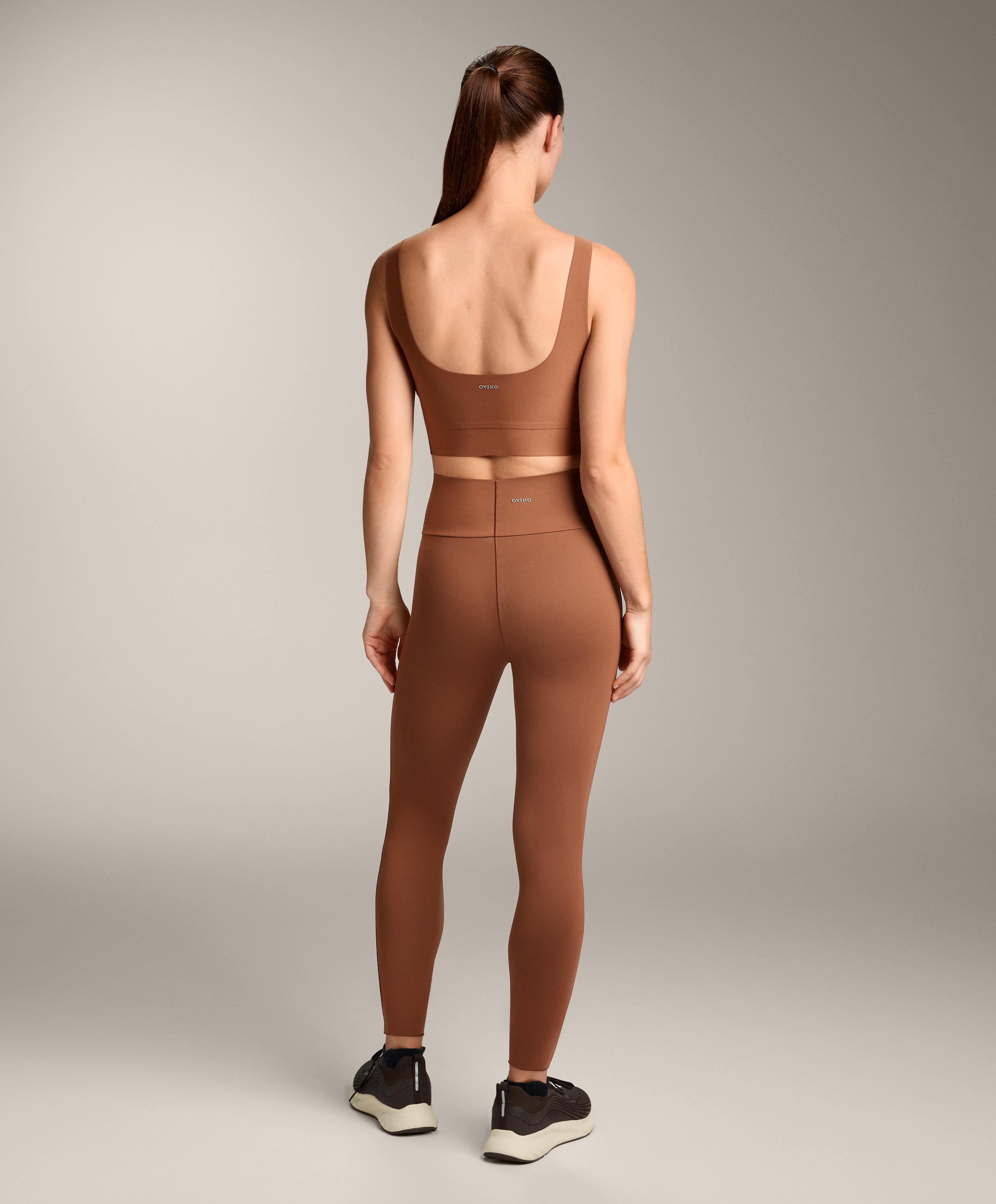 Total look perfect-adapt met gekruiste V-taille in toastkleur