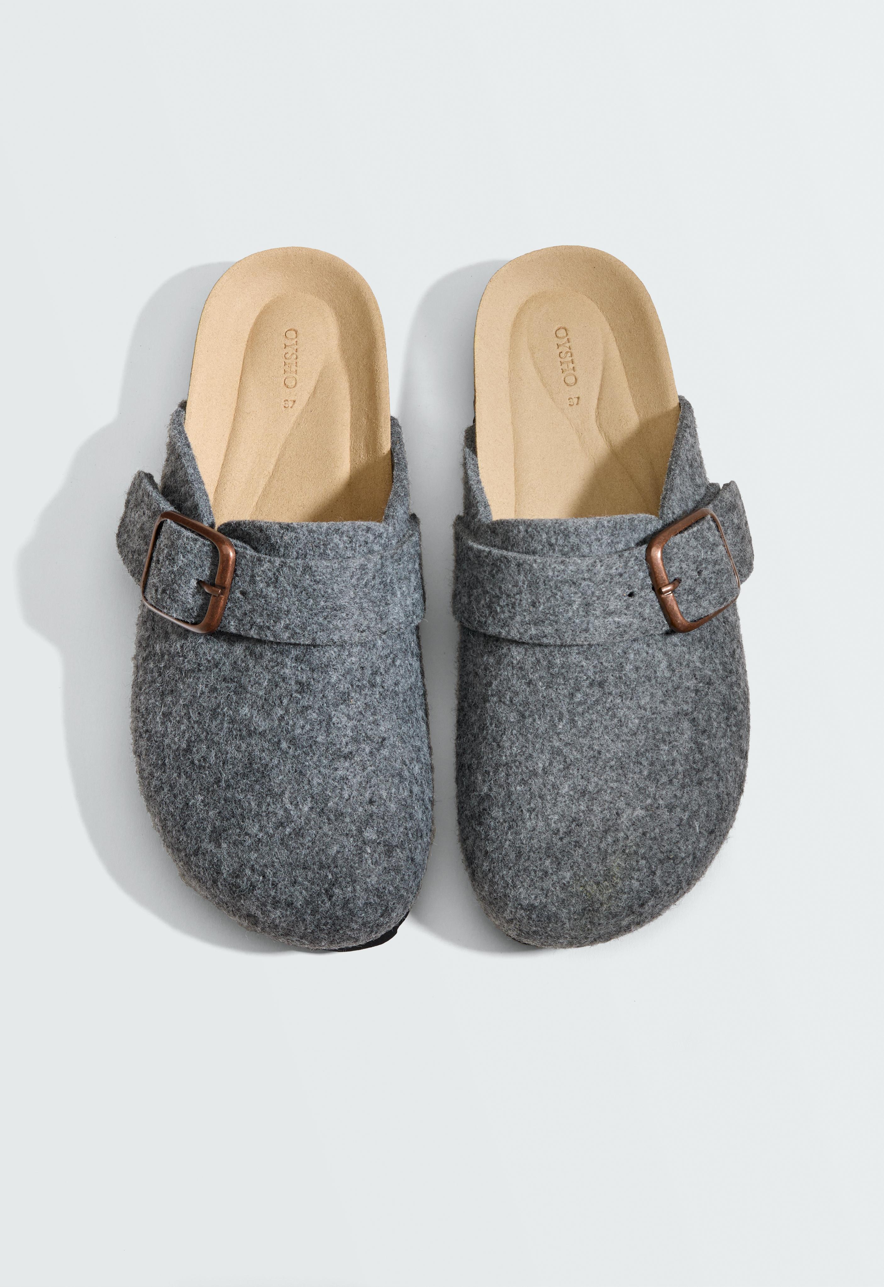 Felt-effect buckle clogs