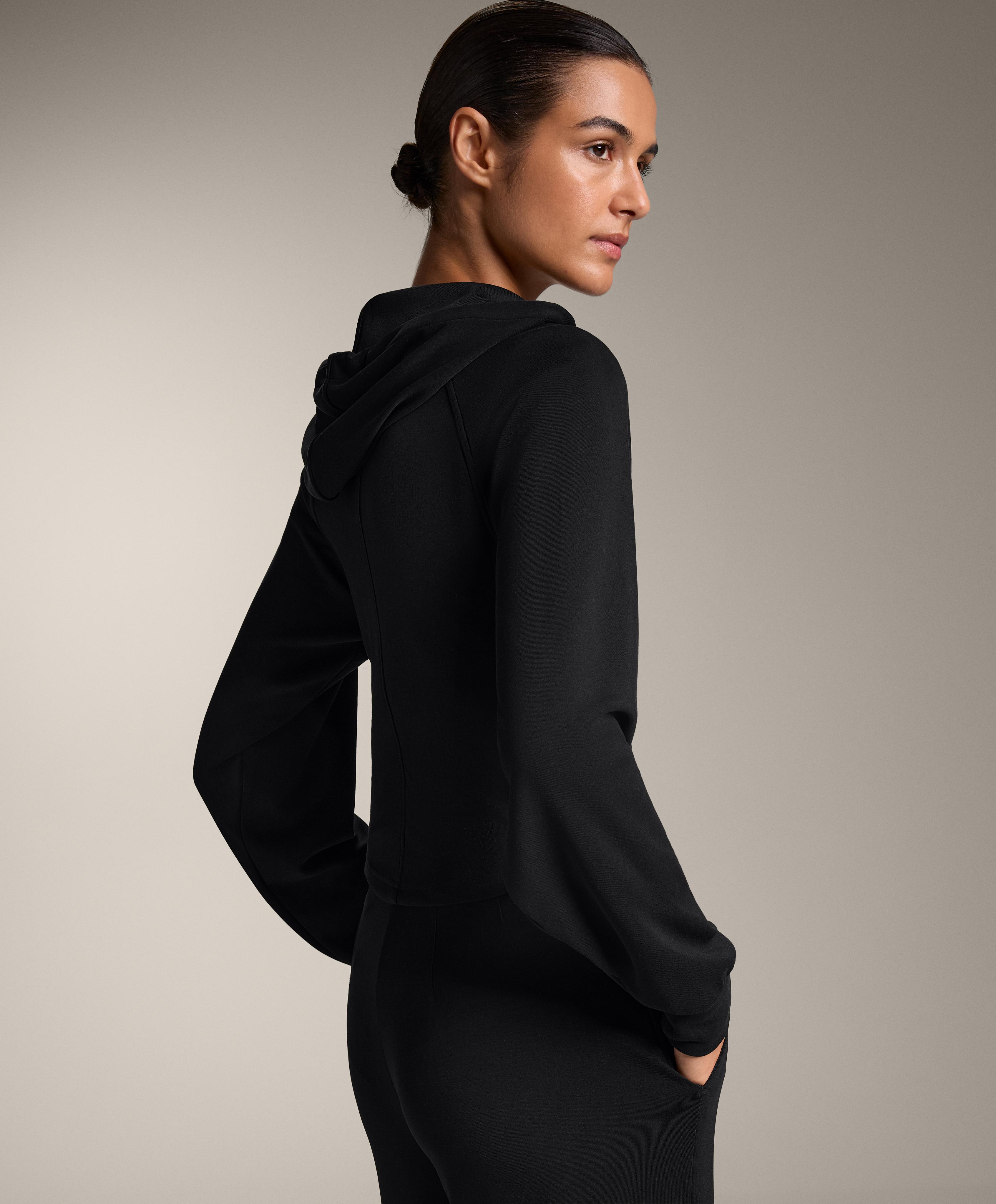 Txaketa crop estua txanoarekin eta ukipen leuneko modalarekin Txaketa crop estua txanoarekin eta ukipen leuneko modalarekin