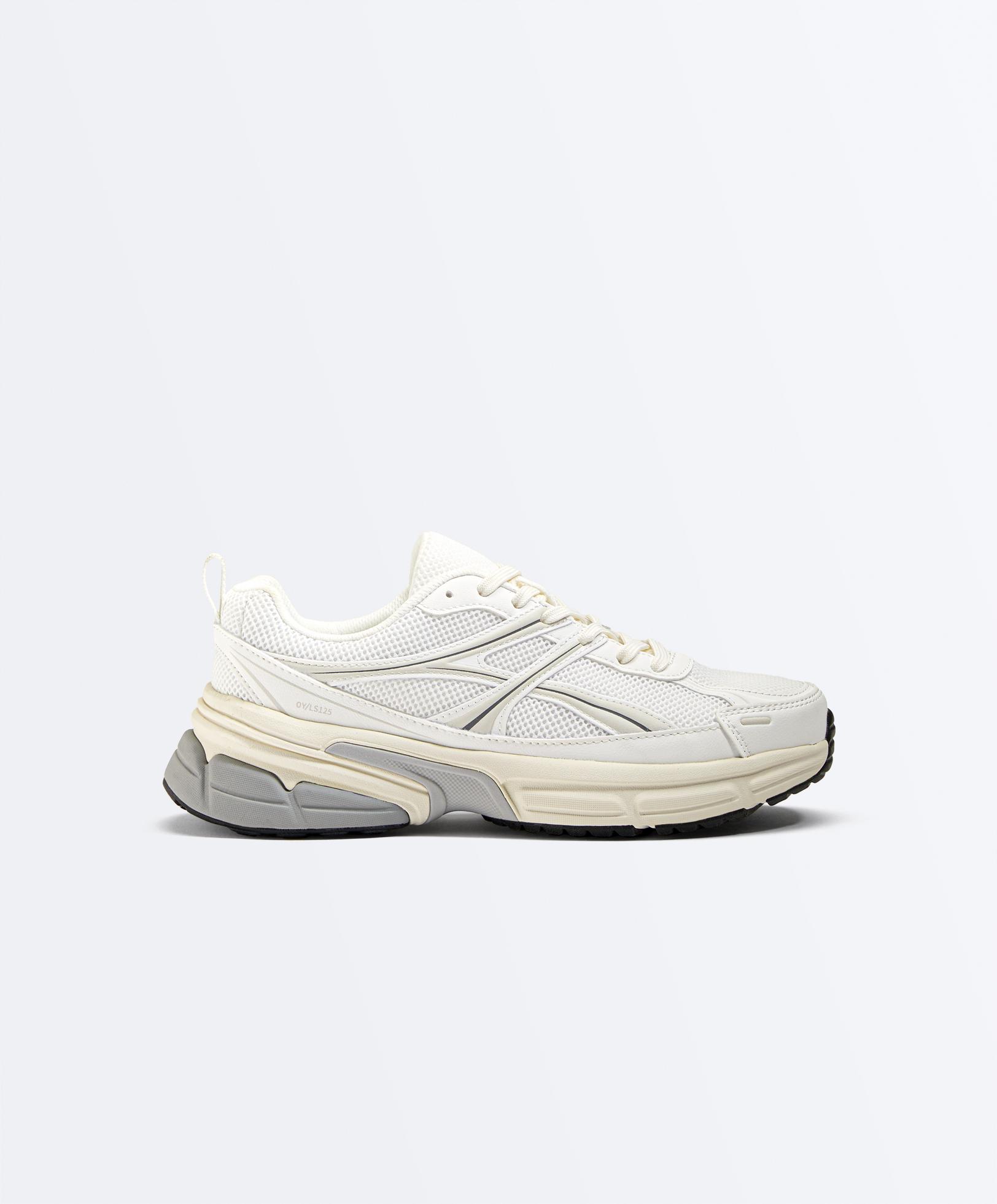 حذاء رياضي طراز جري