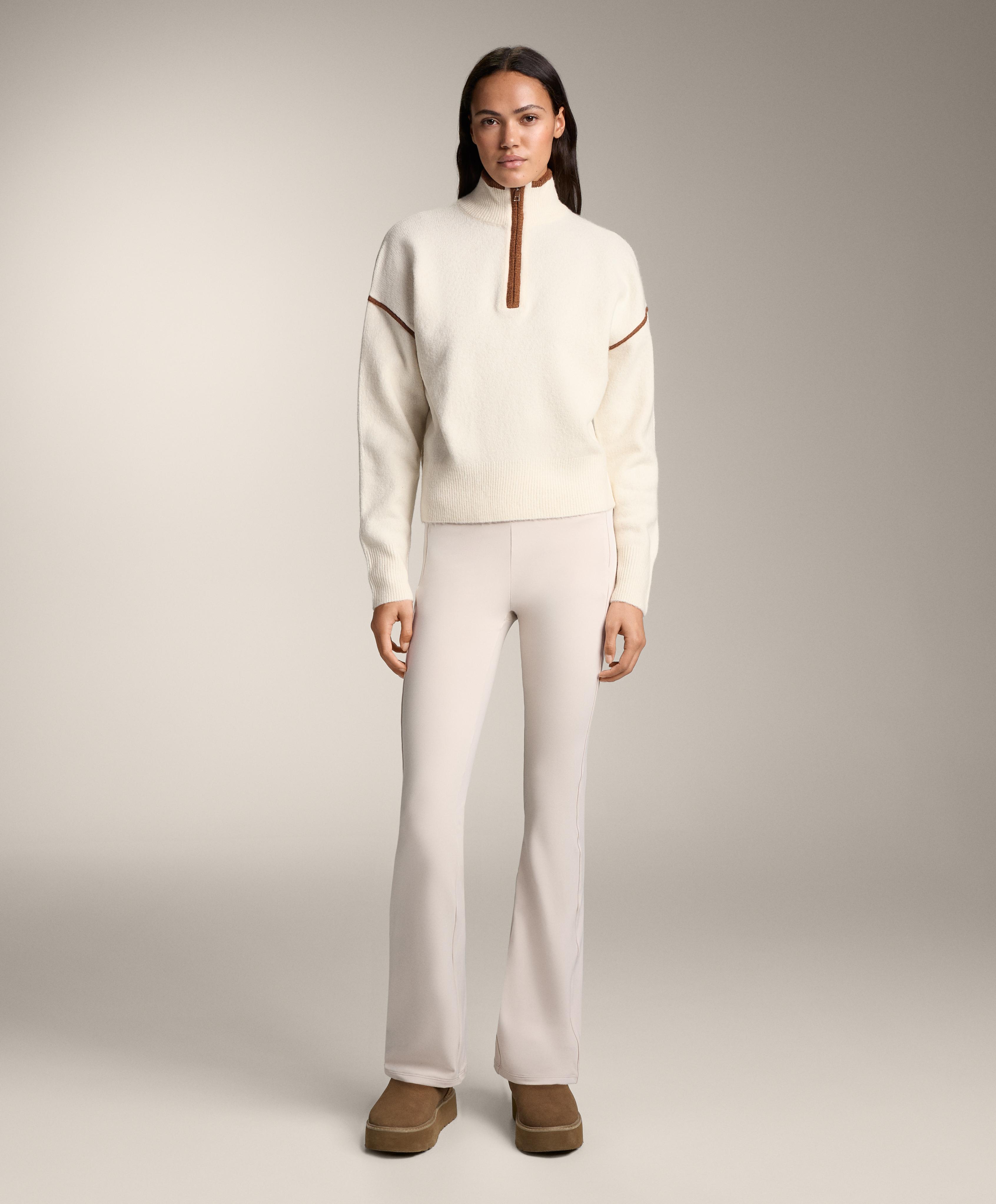 Pull à col montant et finitions contrastées