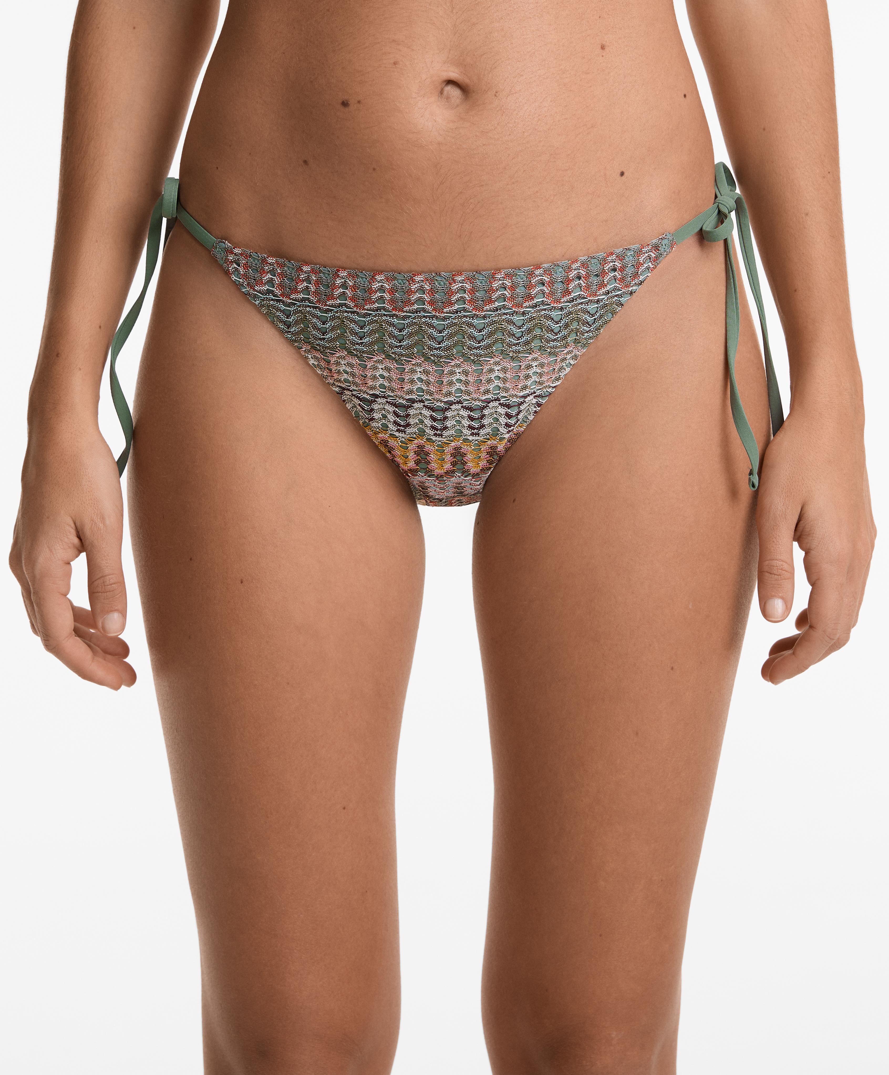 Halfhoog bikinibroekje van crochet en striksluiting