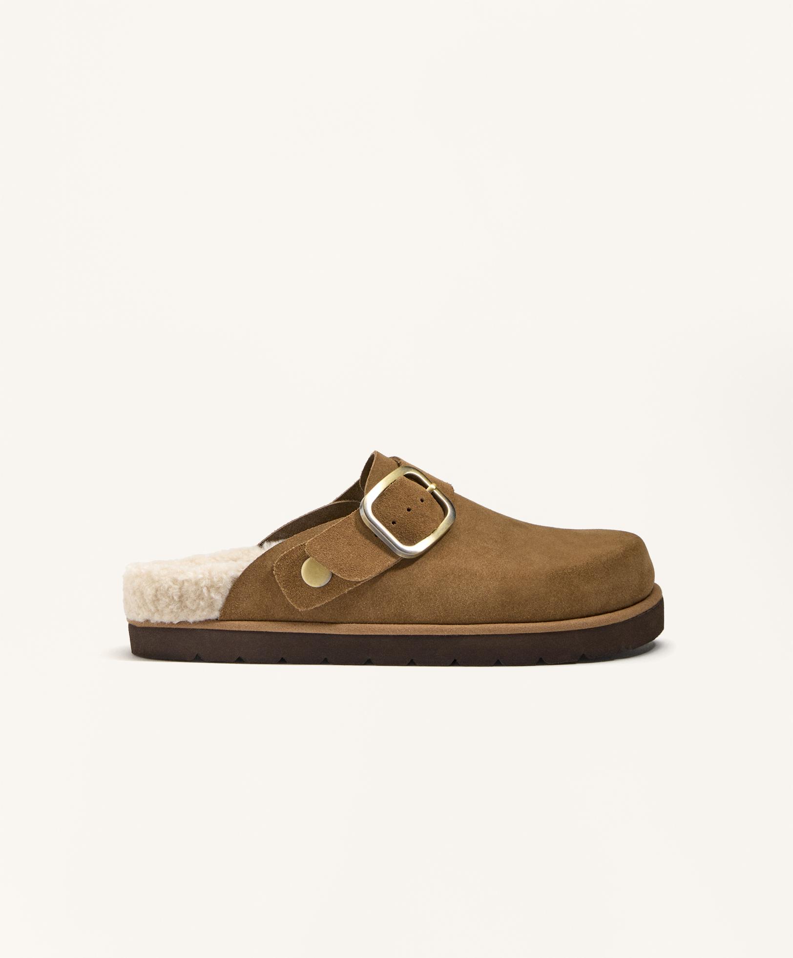 Clog aus Rauleder und Lammfellimitat mit Schnalle Clog aus Rauleder und Lammfellimitat mit Schnalle