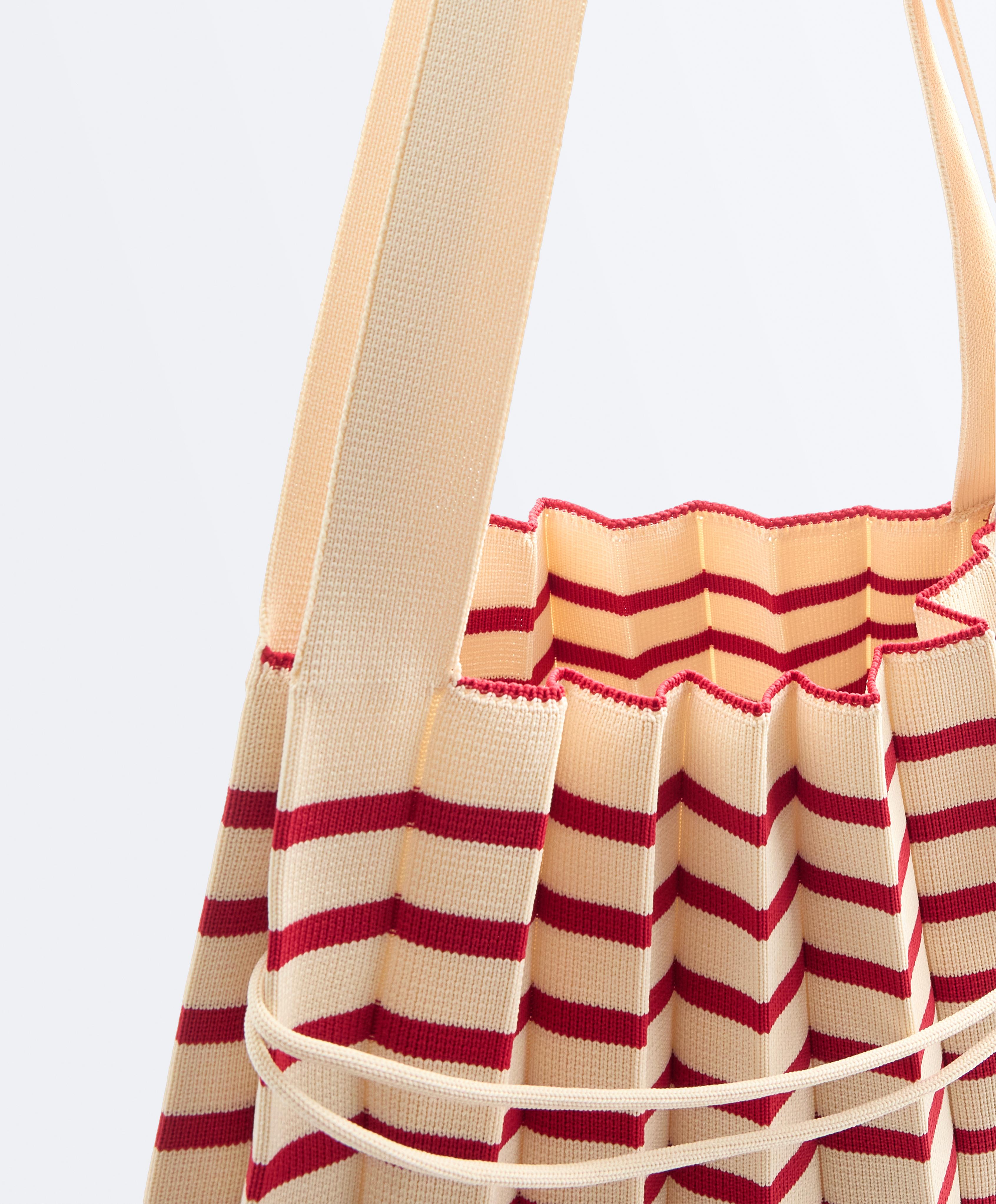 Pleated knit shoulder bag — RED