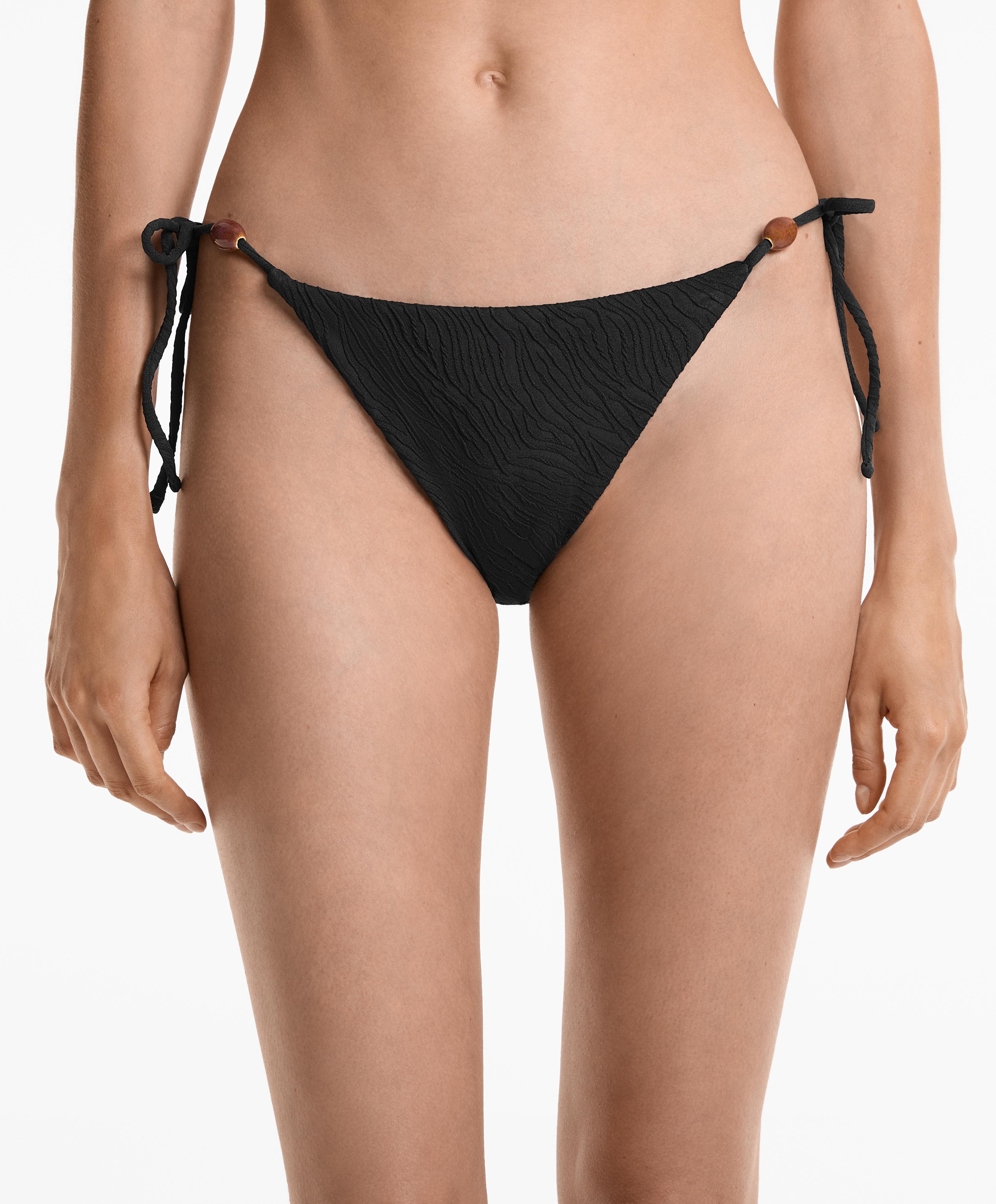 Jakarlı orta kapatıcılıkta ipli bikini altı