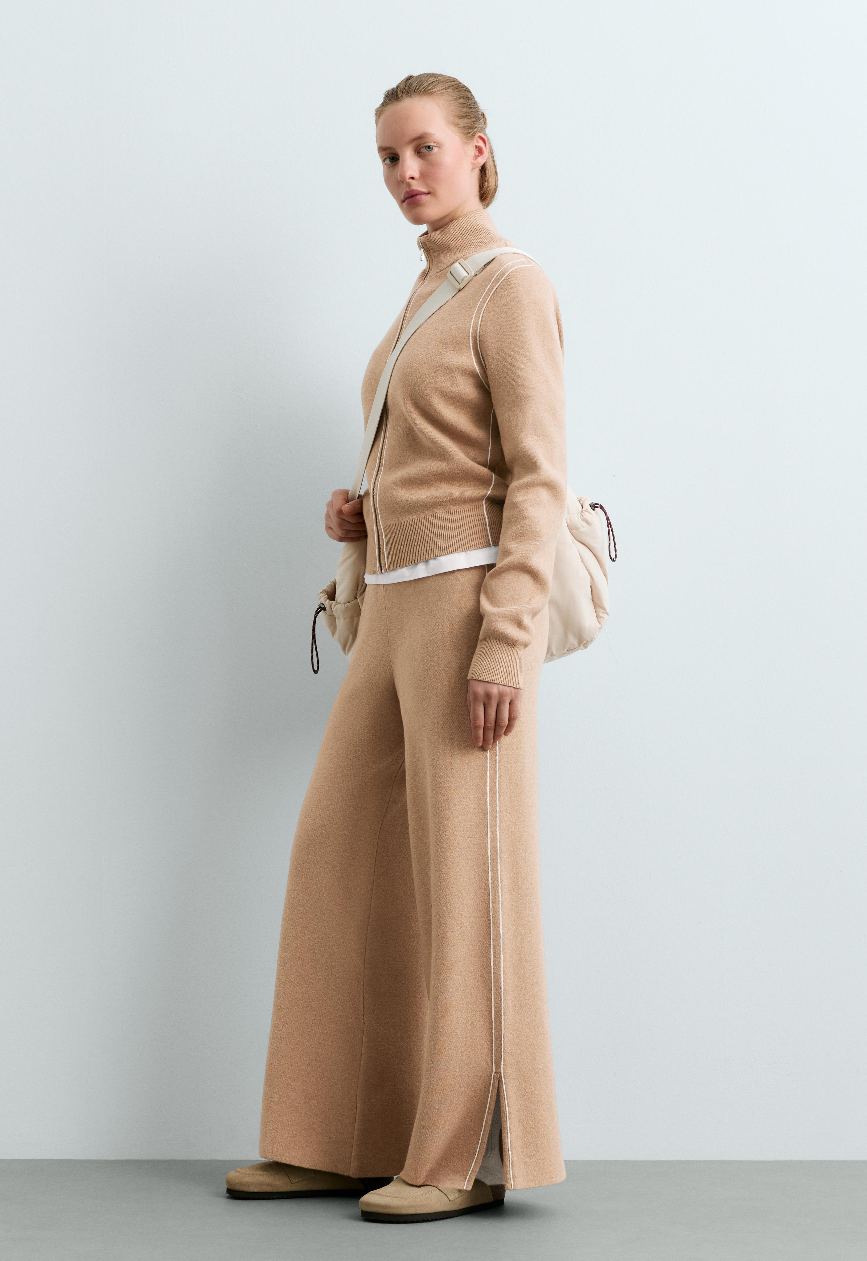 Weite Strickhose mit Piping und Schlitz Weite Strickhose mit Piping und Schlitz