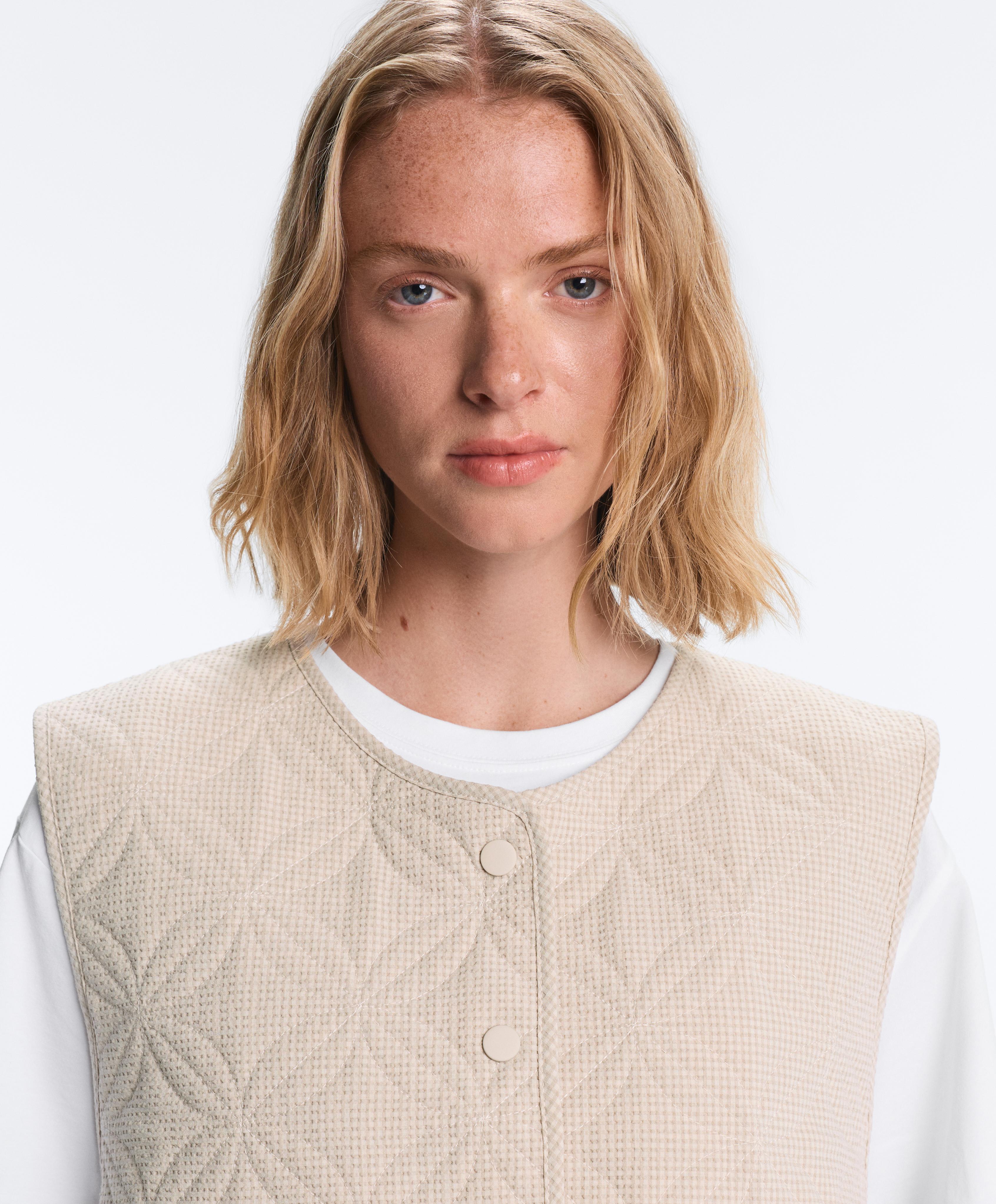 Dünne Steppweste mit Vichy-Blumenmuster