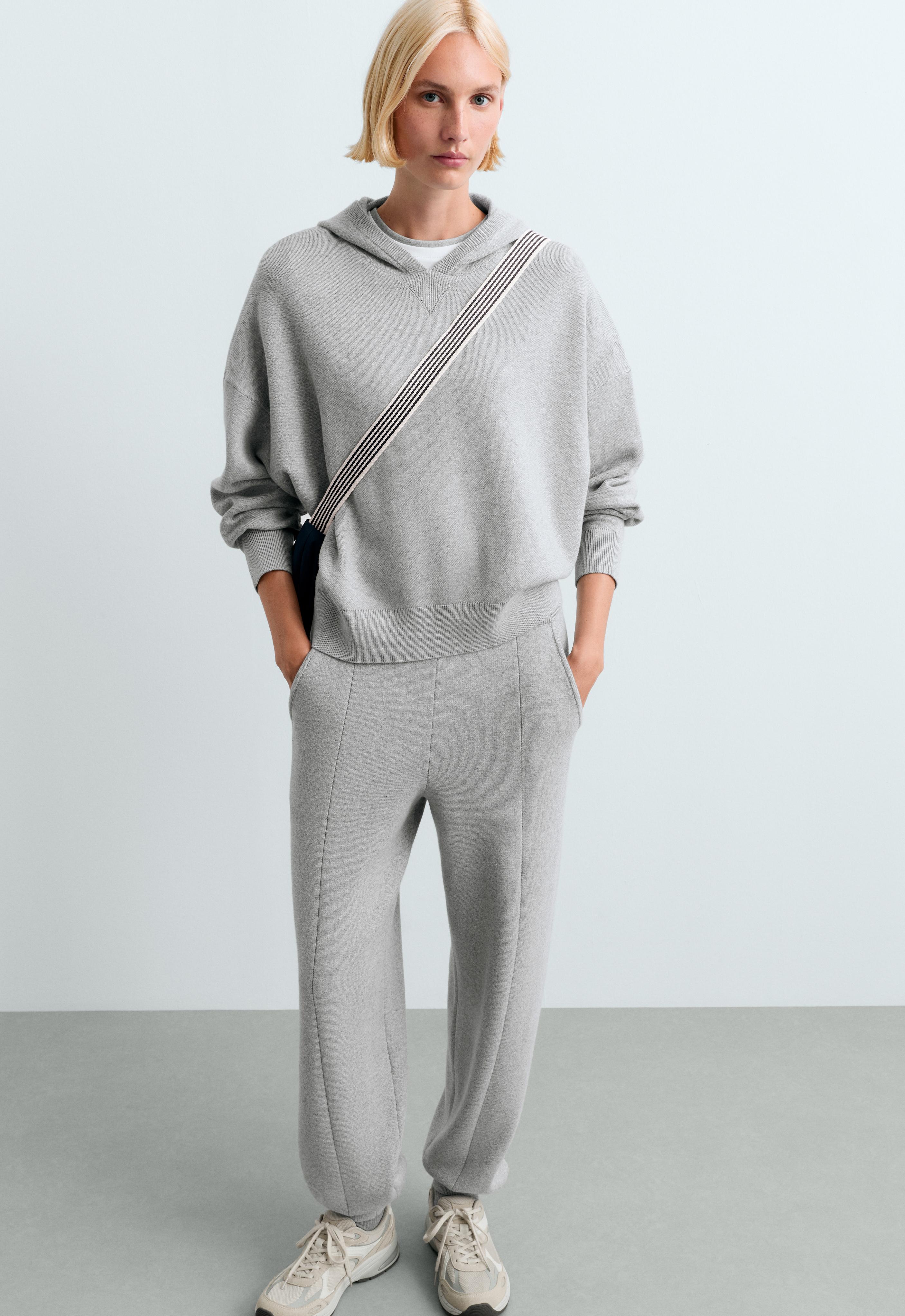 Total look jogger punto gris