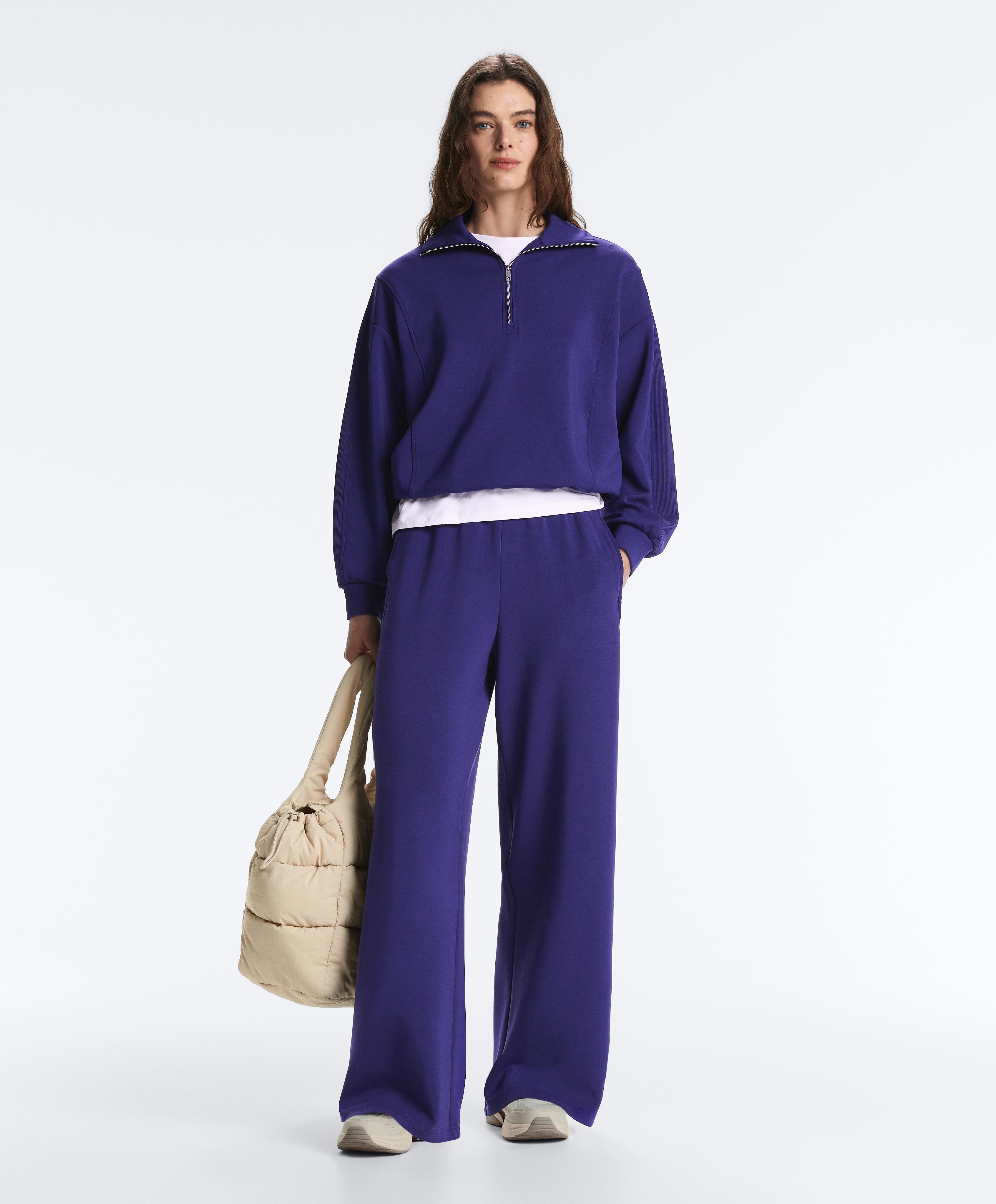 Straight wide total look with cobalt modal Straight wide total look with cobalt modal