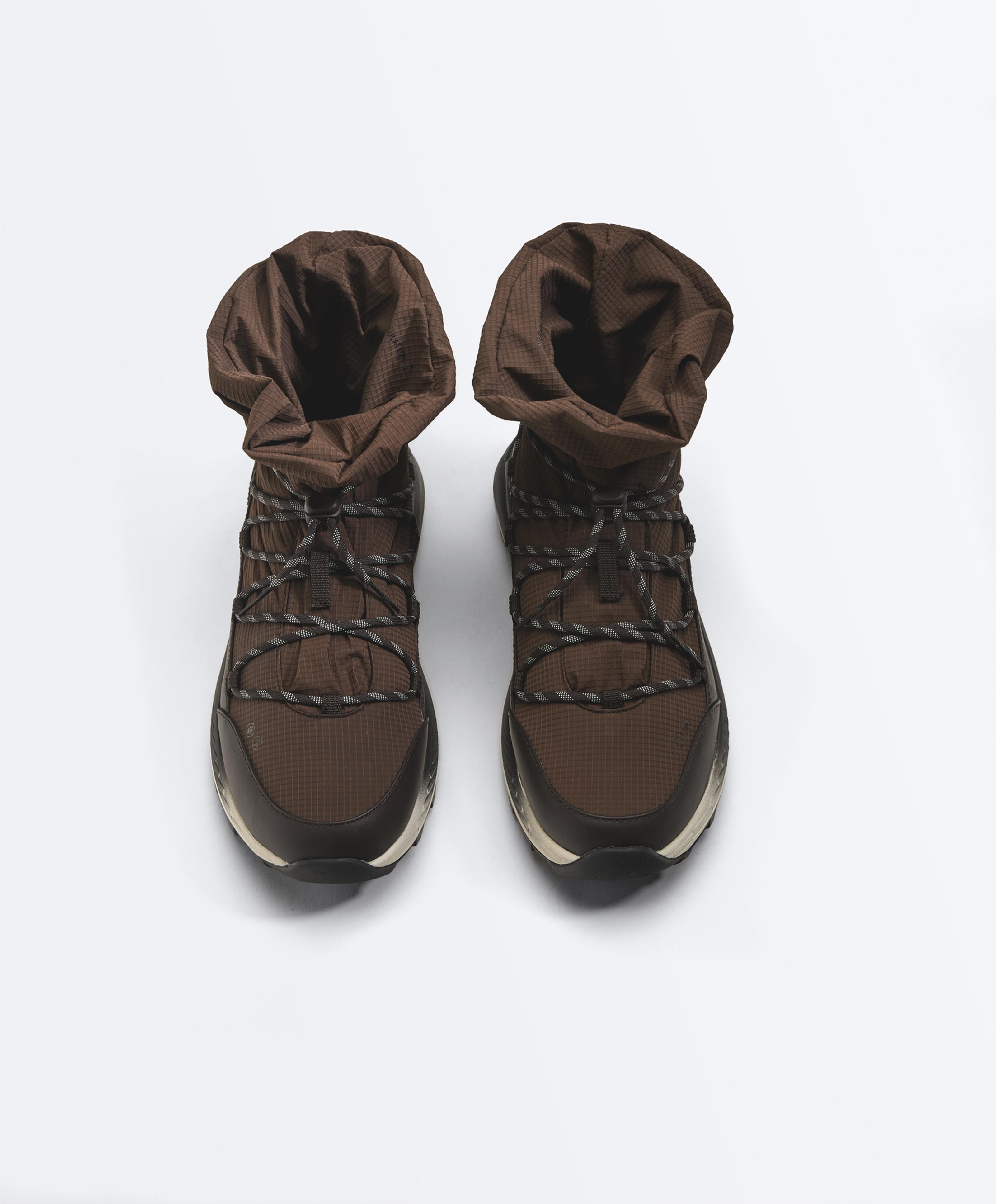Vibram® waterproof sports boots — BROWN