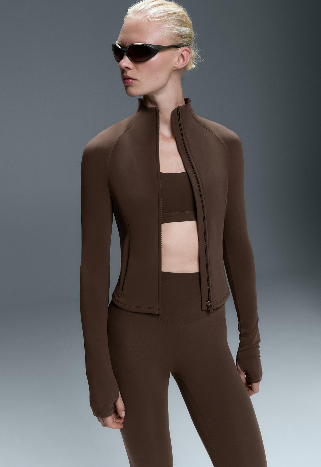 Short light warm technical jacket — DARK REDDISH‑BROWN